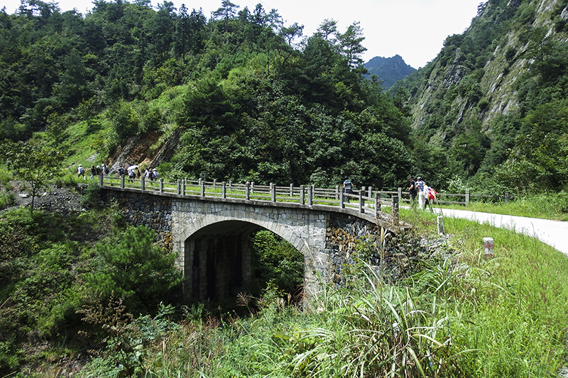 进入景区,约15分钟,抵达徽杭桥,这桥也没什么特别之处,但名字却够