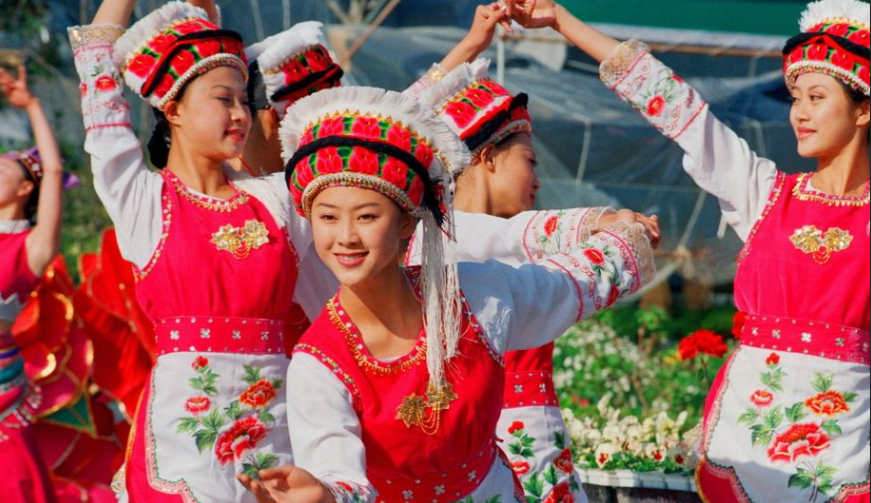 云南少数民族很有意思,他们有自己的语言,风俗,节日,有独特的服饰