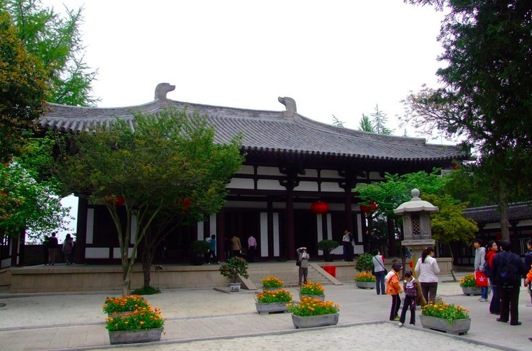 大明寺大雄宝殿西侧的"仙人旧馆"内设有平山堂,为北宋文学家欧阳修