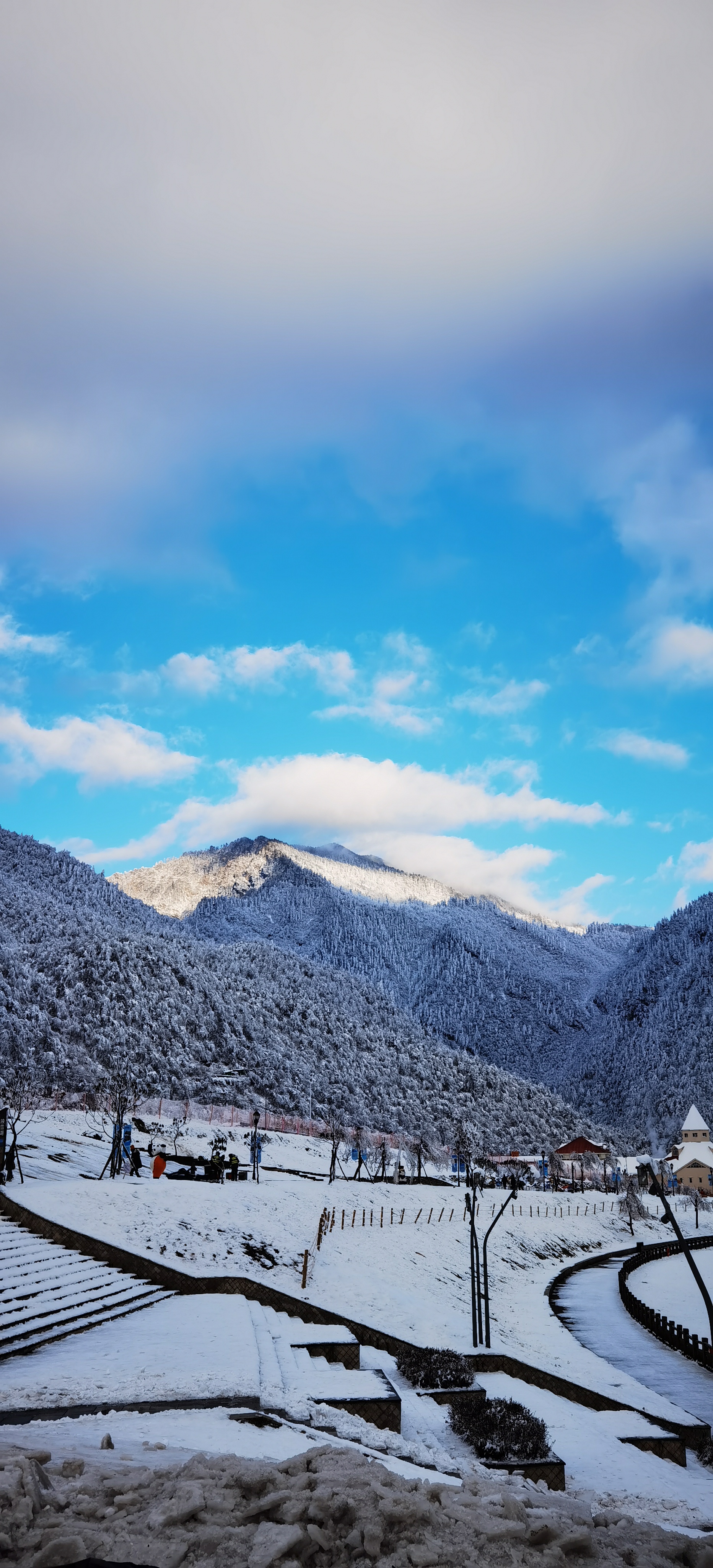 西岭雪山全景图片