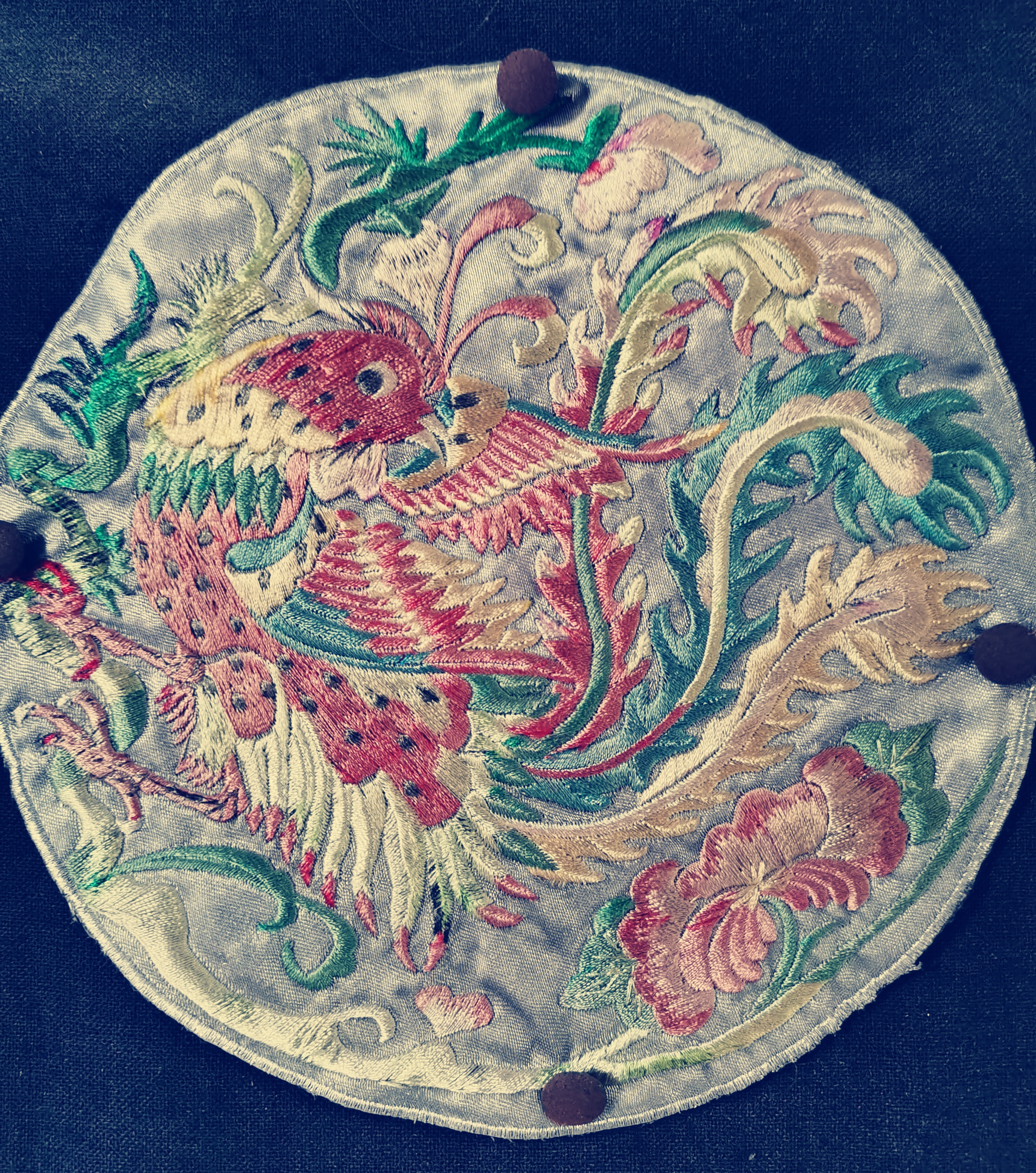 阿幼是三代绣娘,从14岁开始跟着姐姐妈妈学习刺绣.