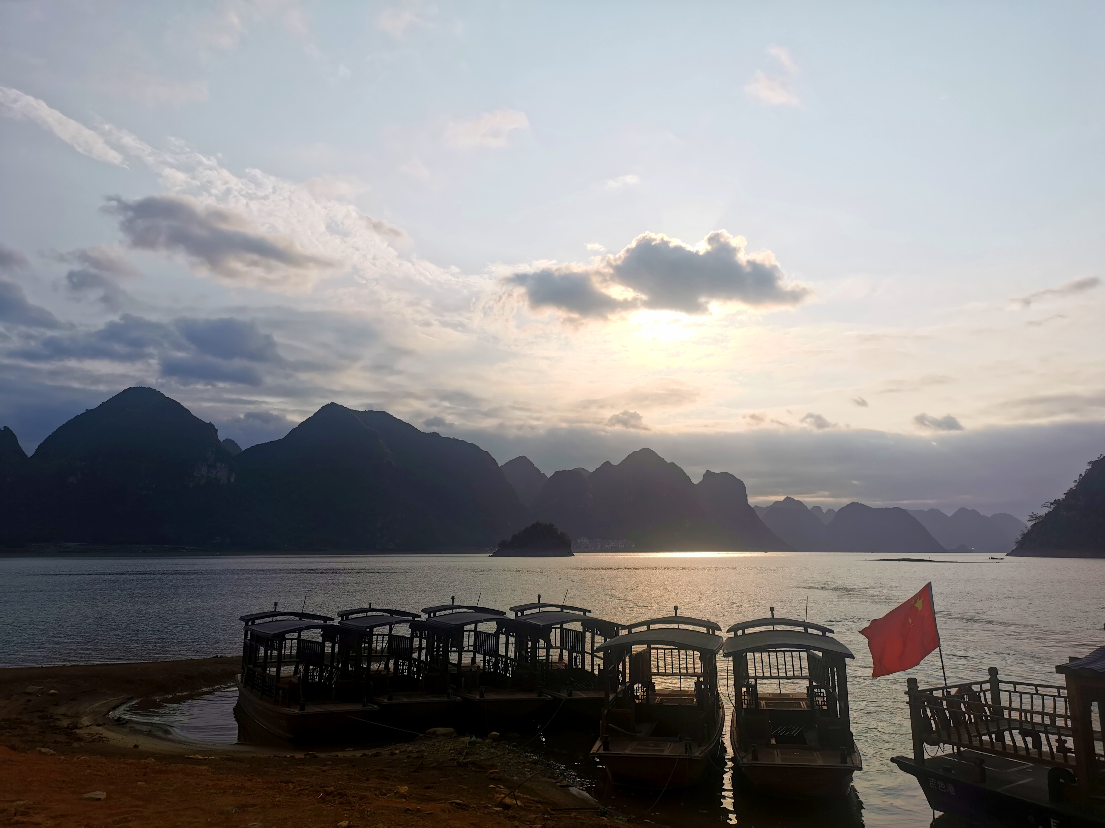 通灵大峡谷渠洋湖