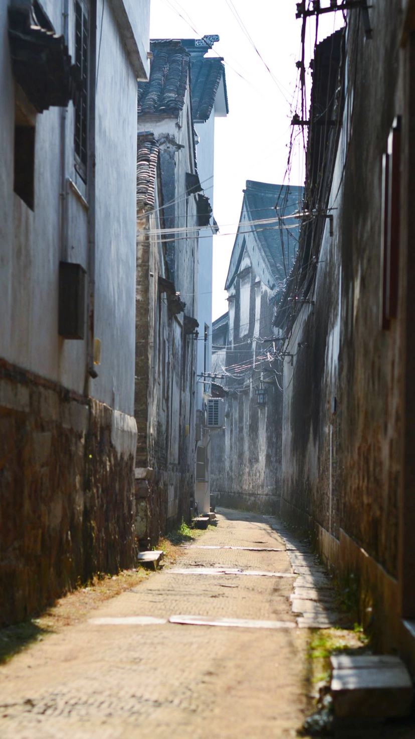 东山陆巷古村 在苏州的东山太湖边上,藏匿著一座古村落,东山陆巷古村