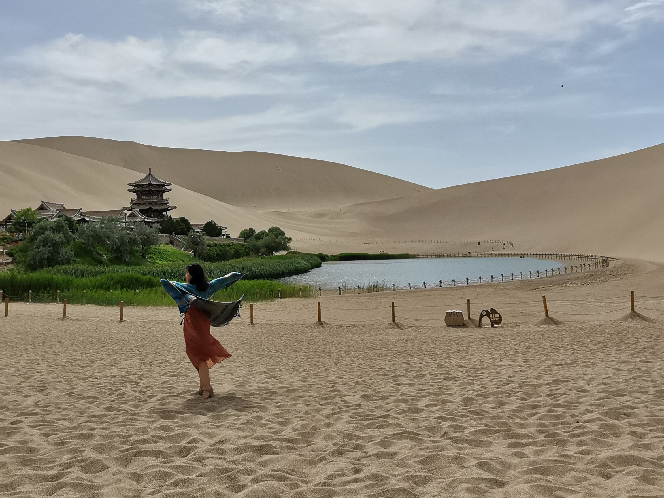 鸣沙山月牙泉