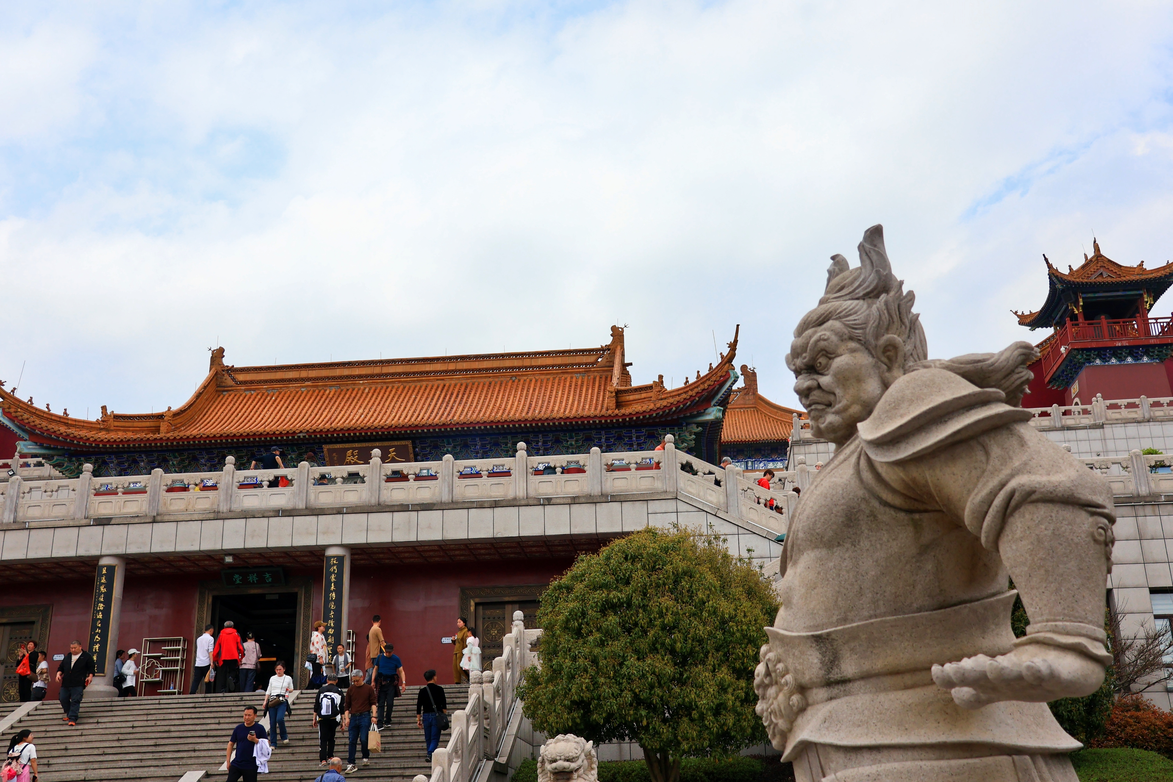 天宫(天上净土)和会稽山龙华寺(人间净土)两大建筑群组成绍兴分享到