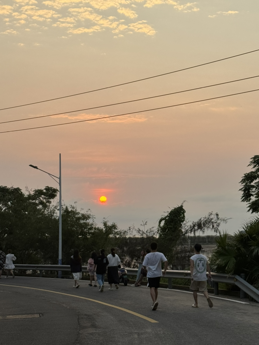 #游侠报道#看到了这么一句话“幸好夕阳是不收费的”