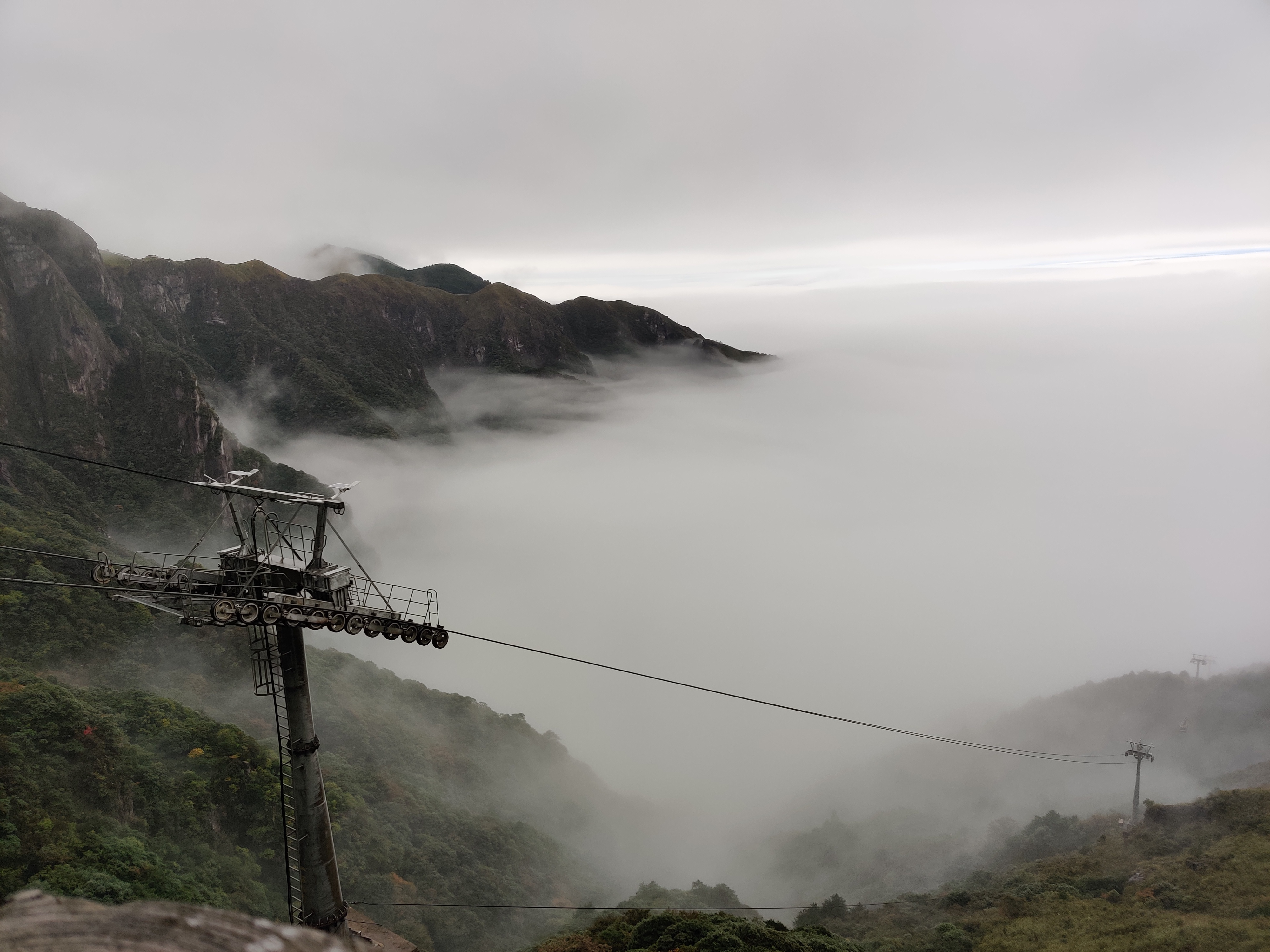 雾中的山