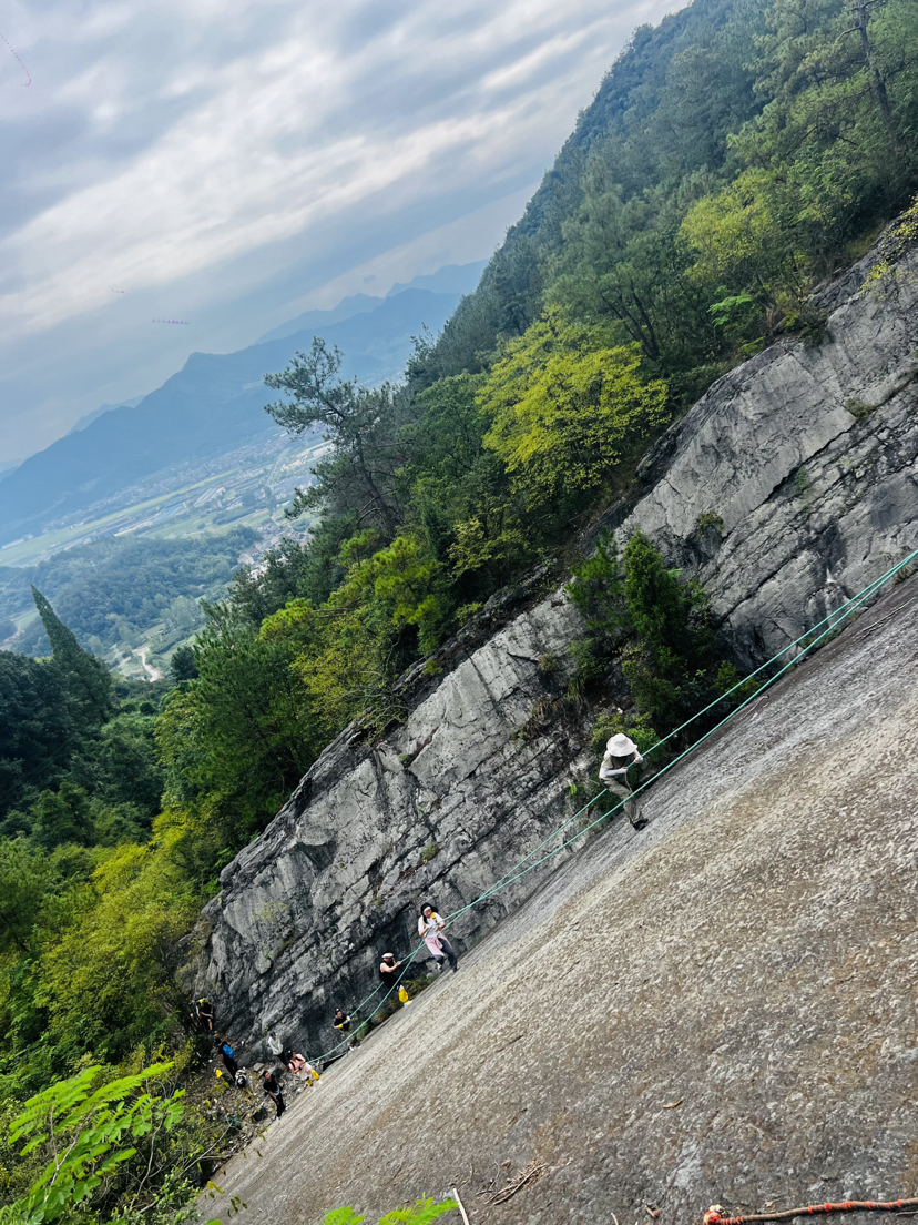 攀爬纪龙山·探洞卧龙洞