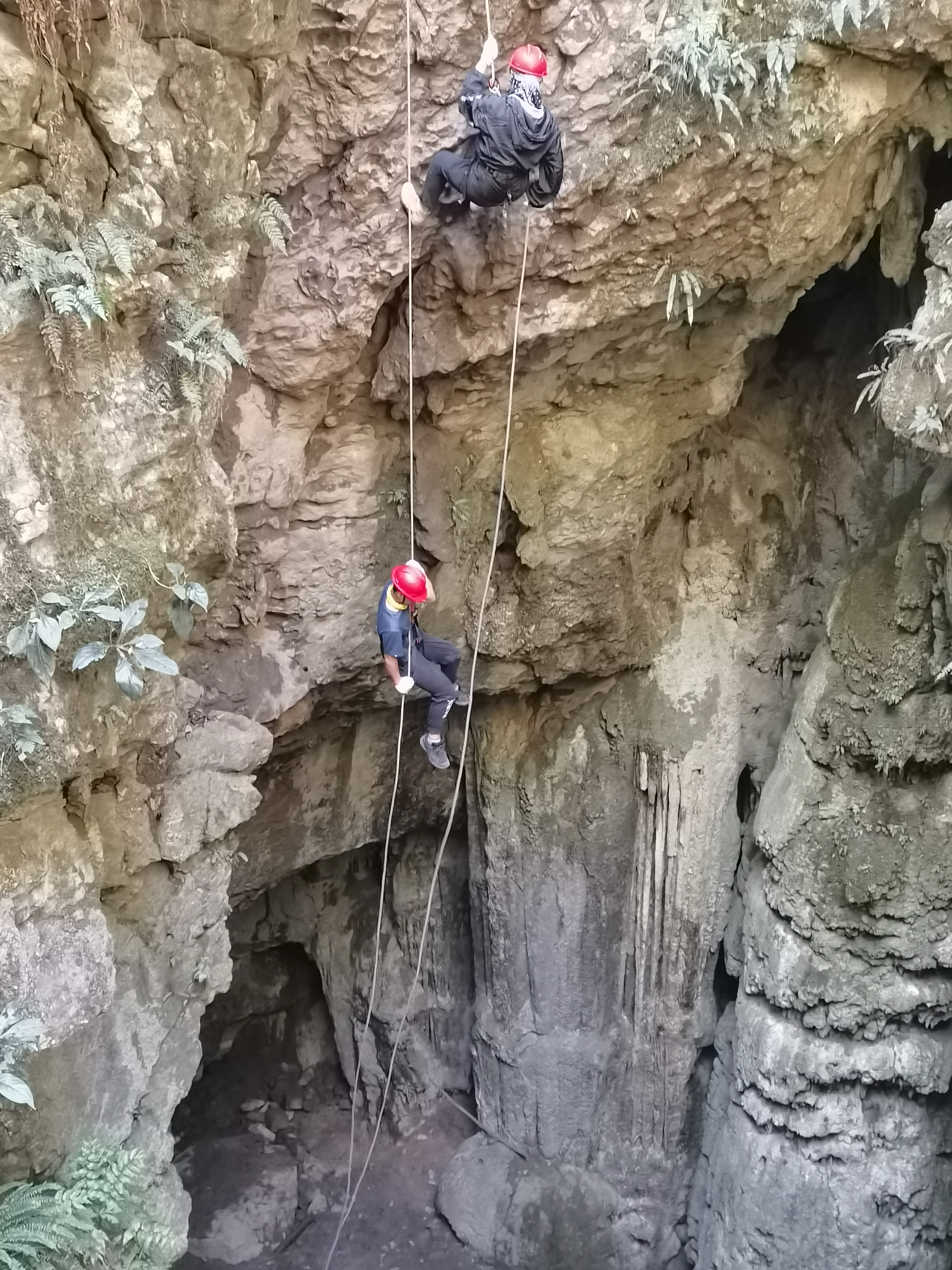 纪龙山探洞速降之旅