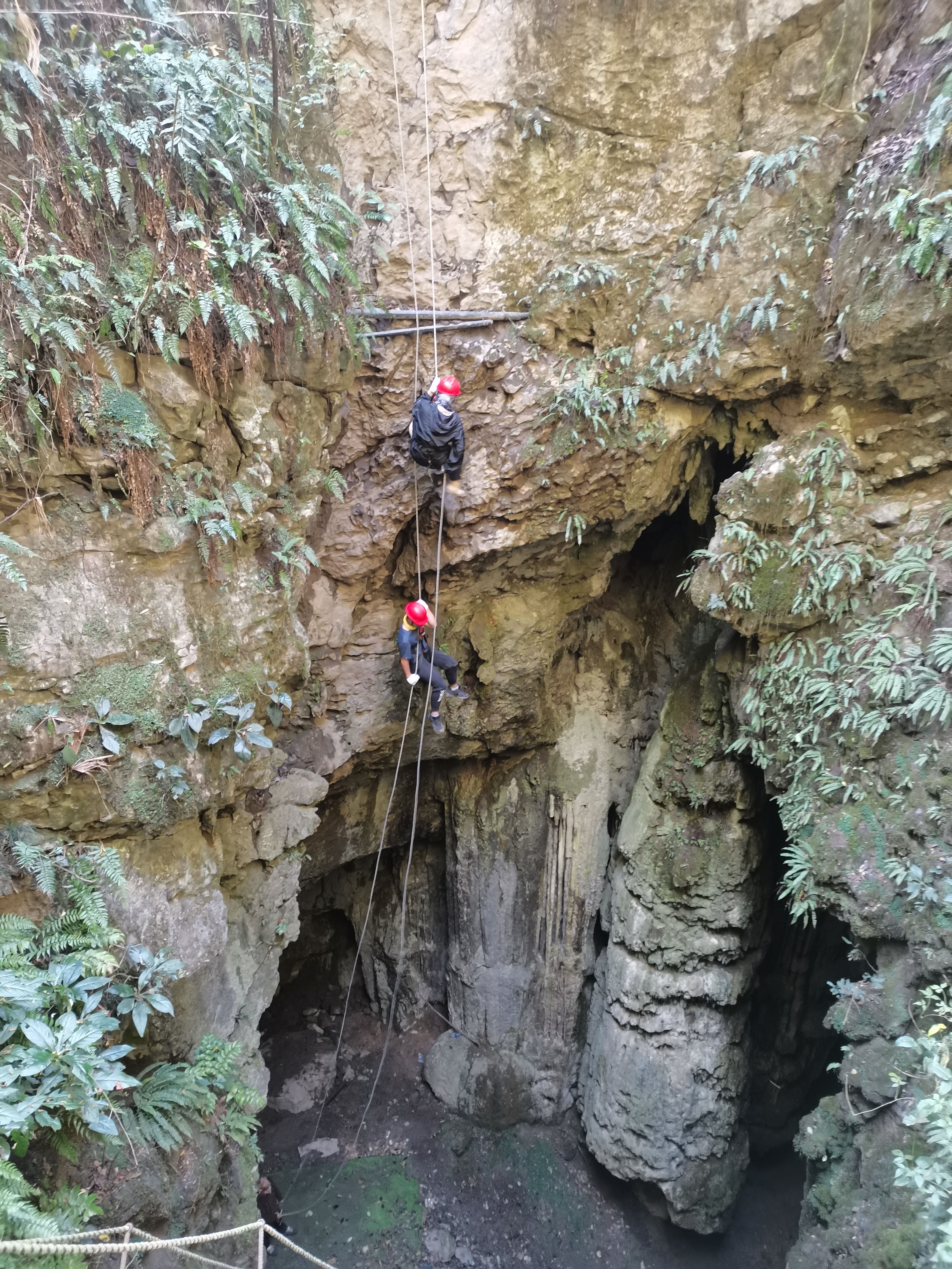 纪龙山探洞速降之旅