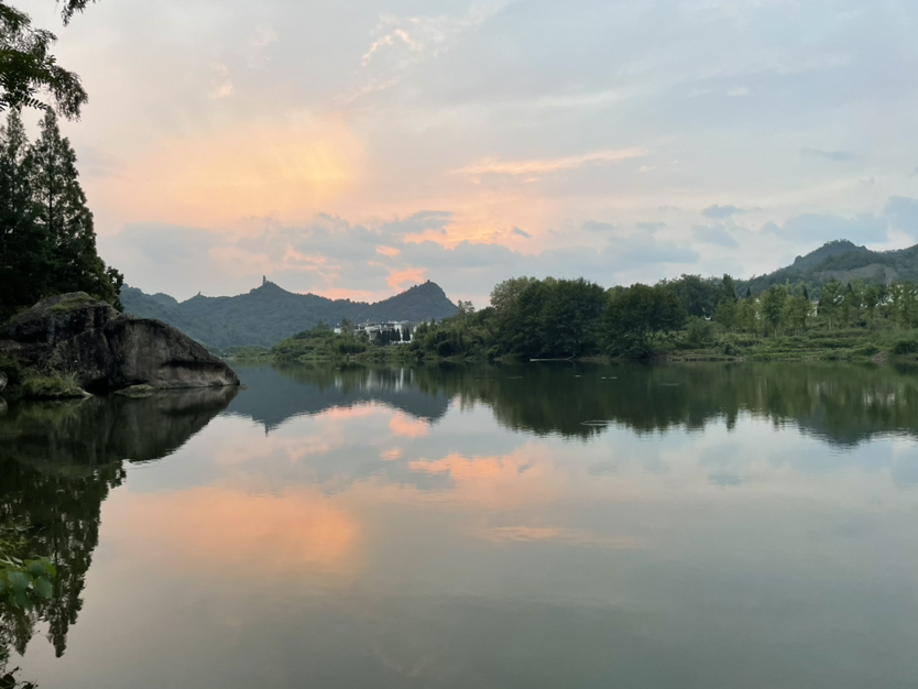 晚霞映古韵，村落入画来