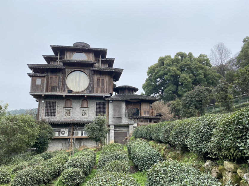 西湖群山萦绕中
