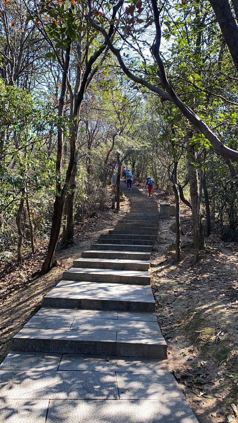 西湖群山萦绕中