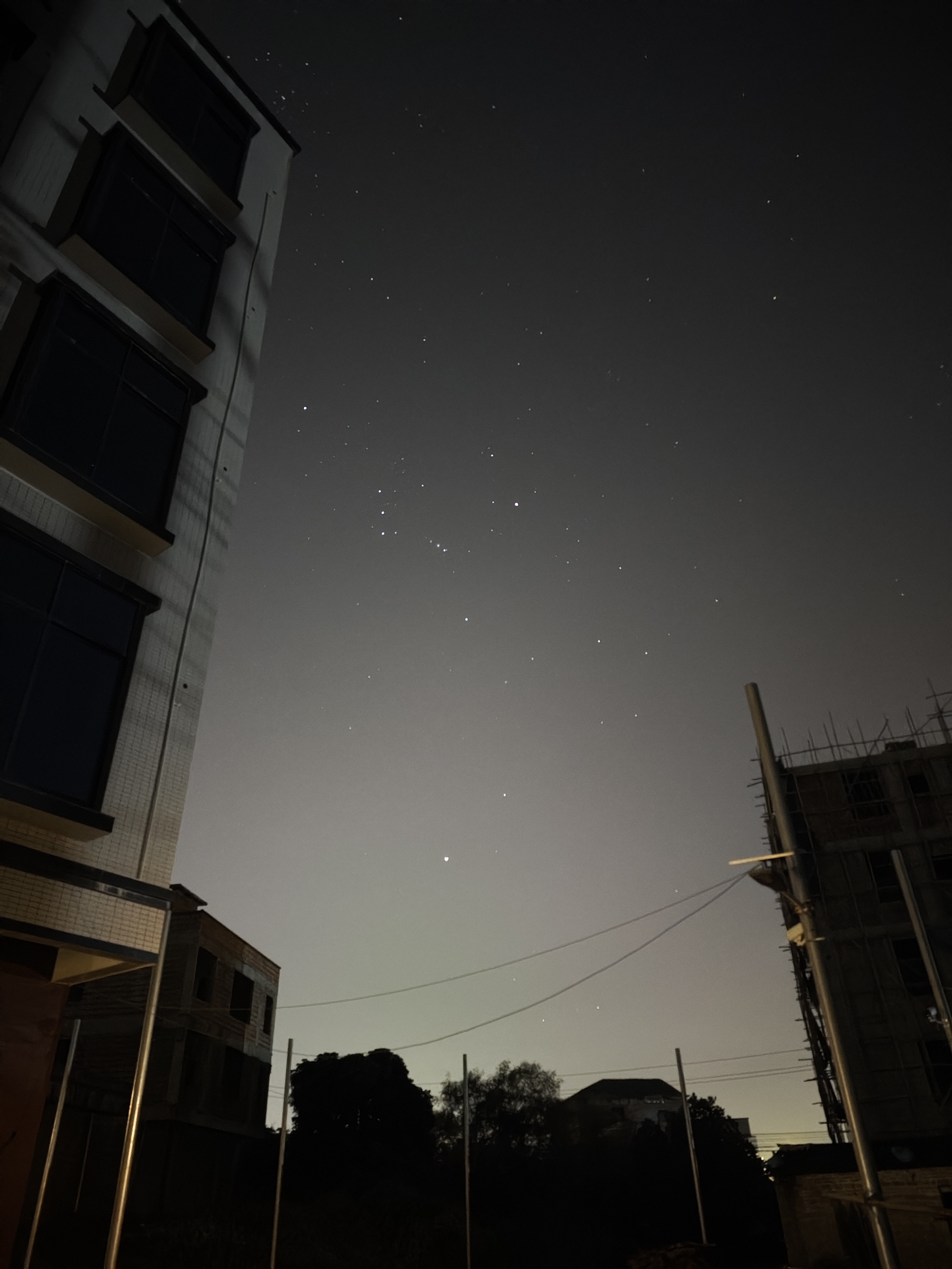 看星星啦。