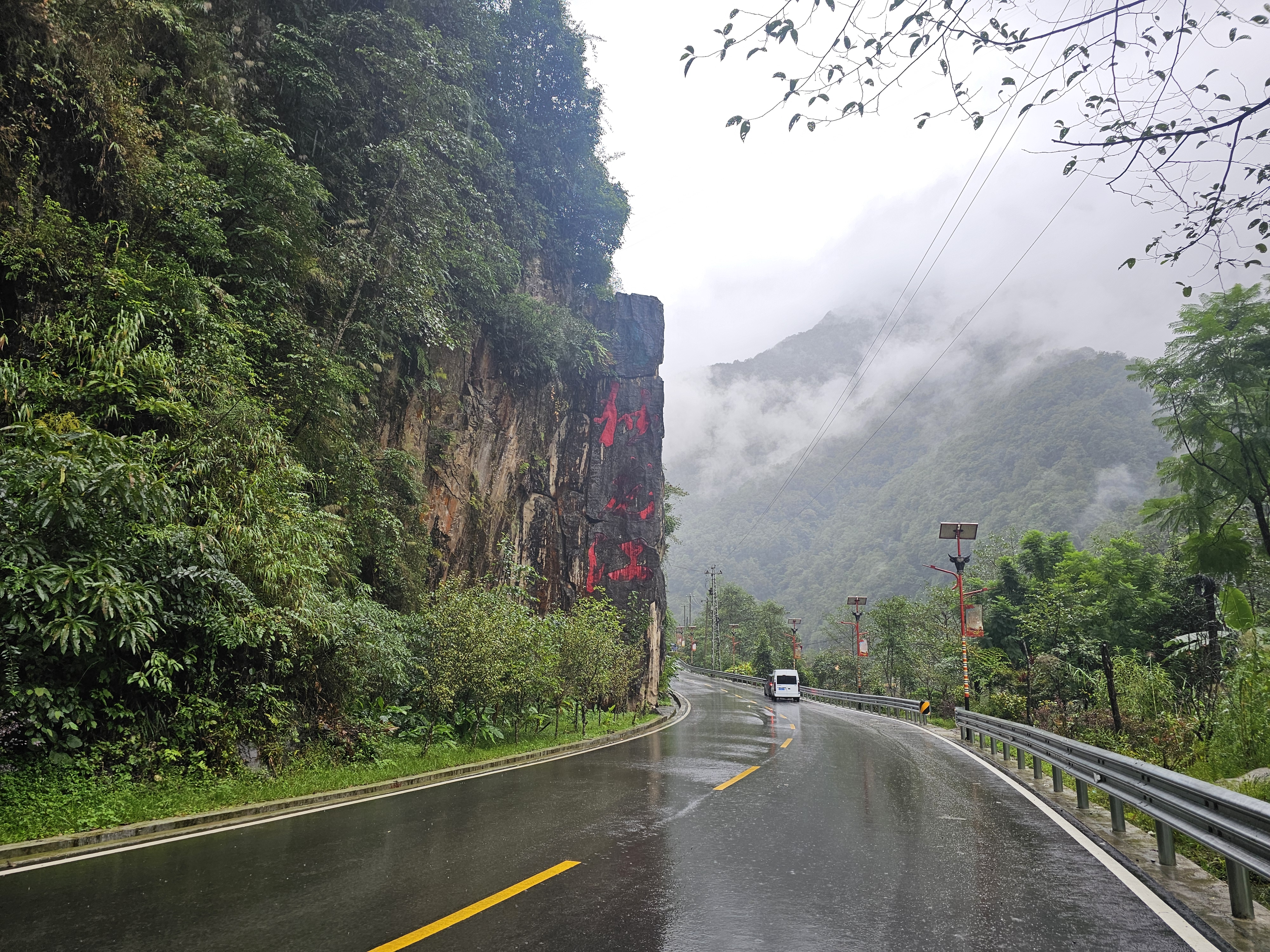 怒江大峡谷的雨
