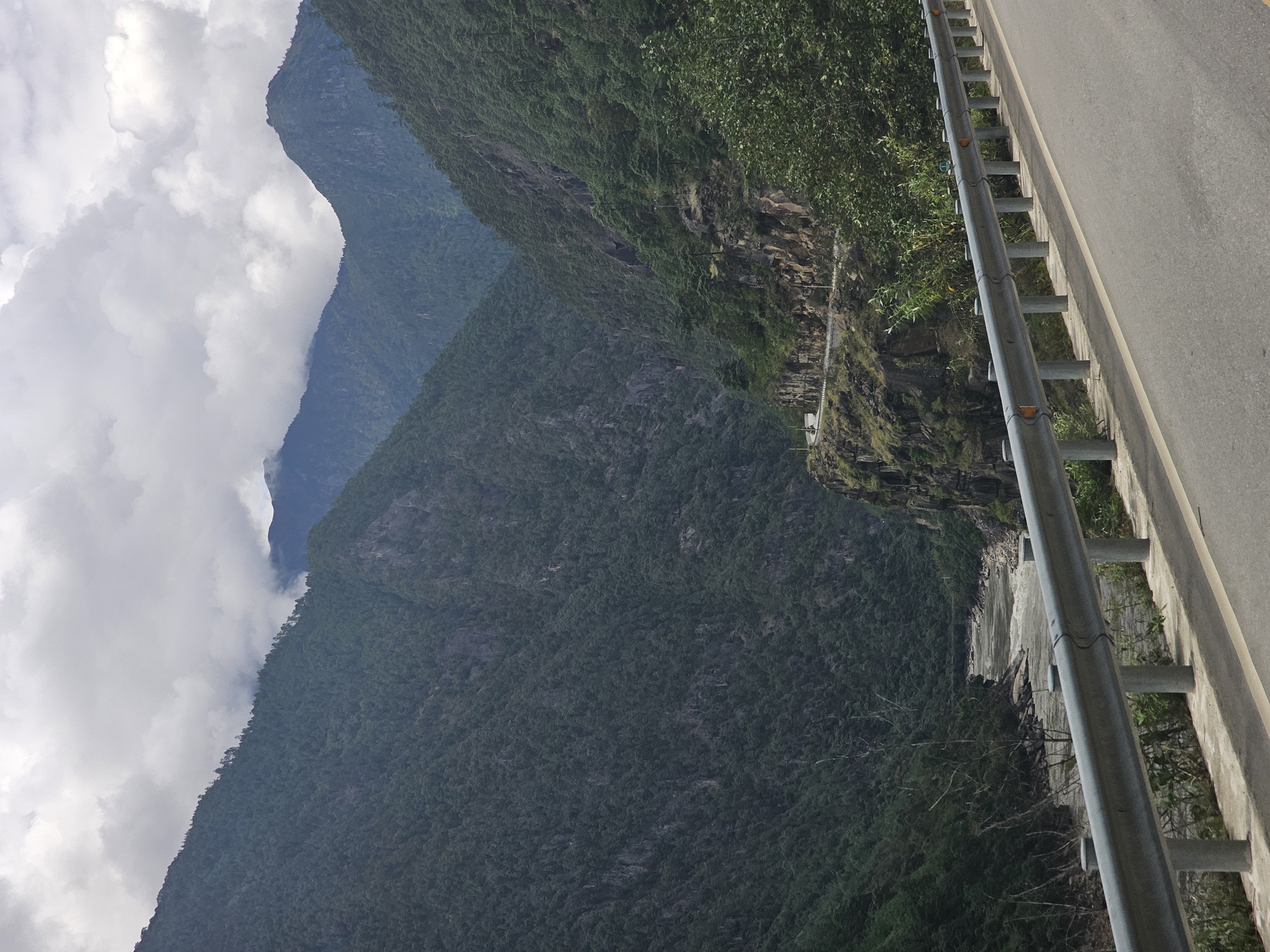 怒江大峡谷的雨