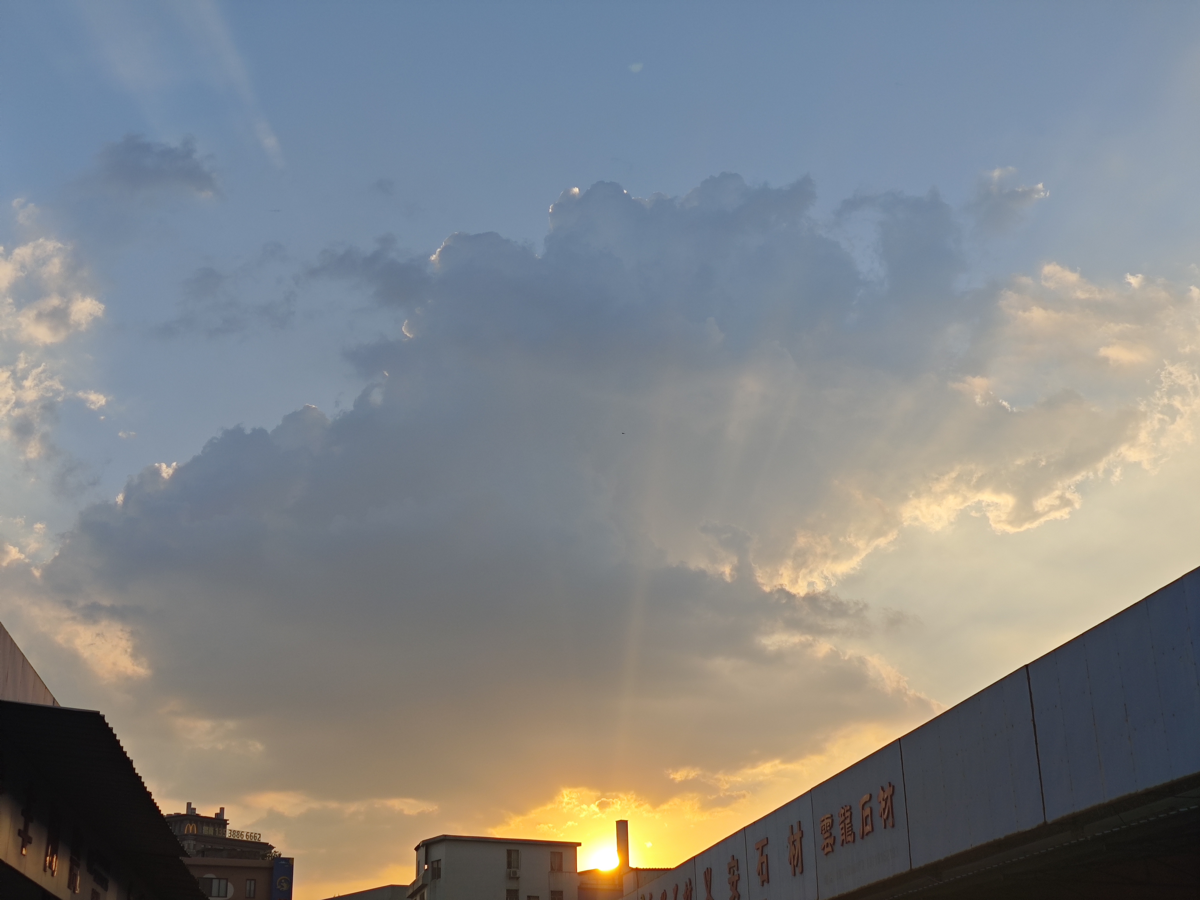 夕阳游记那天下午，大家驱车前往海边，筹备赏析一场壮观秀丽的夕阳。伴随太阳渐渐西沉，天空被染成了温暖的橙色和粉色。海面上波光