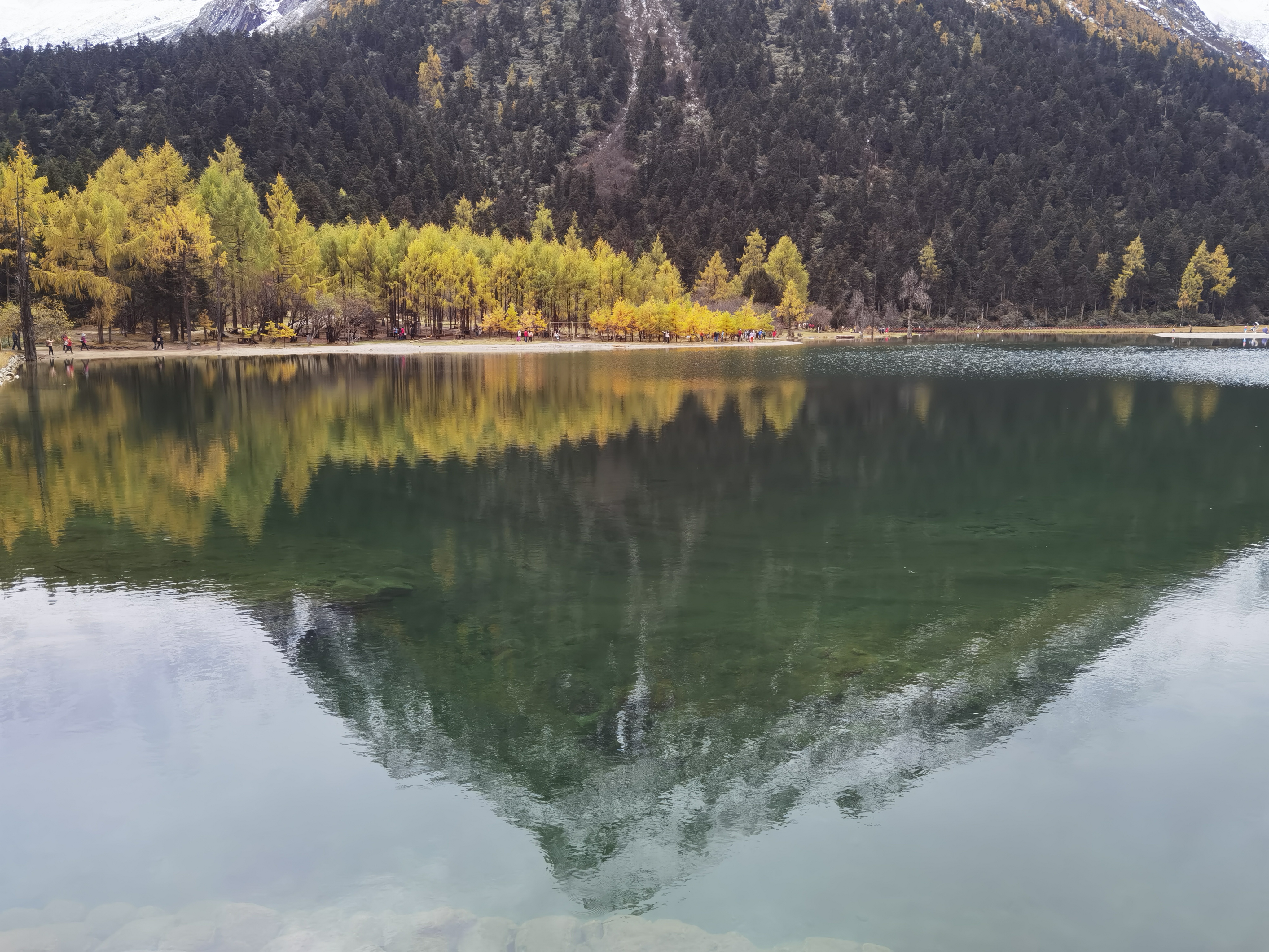 多彩毕棚沟，这里红枫，彩林，雪山，瀑布，海子，美景尽在其中，观龙海到燕子窝，湖光倒影，巍巍雪山，美不胜收。飞龙直下似白练