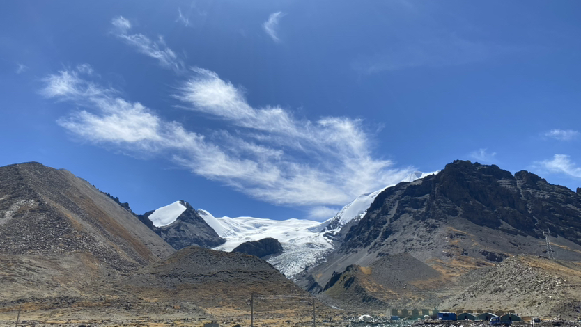 羊卓雍措湖碧蓝如镜，映衬雪山与草原，湖水波光粼粼，色彩变幻。这里宁静纯净，羊群悠闲漫步，四周群山环绕，宛如天成画卷