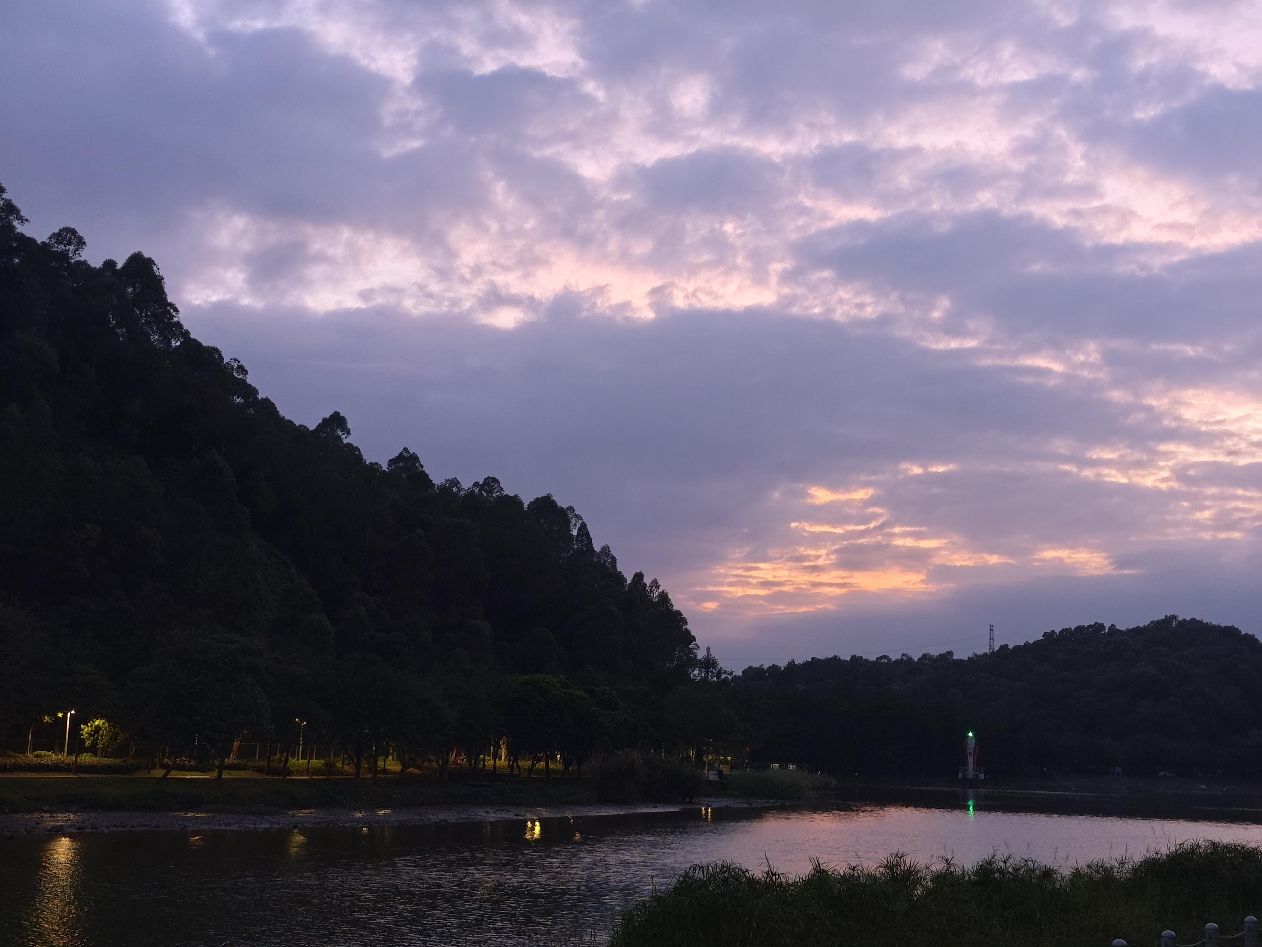 家门口的夕阳夕阳西下，我站在家门口，静静观赏这美景。夕阳如血，染红了半边天，余晖洒满小院，给所有镀上了一层金边。微风