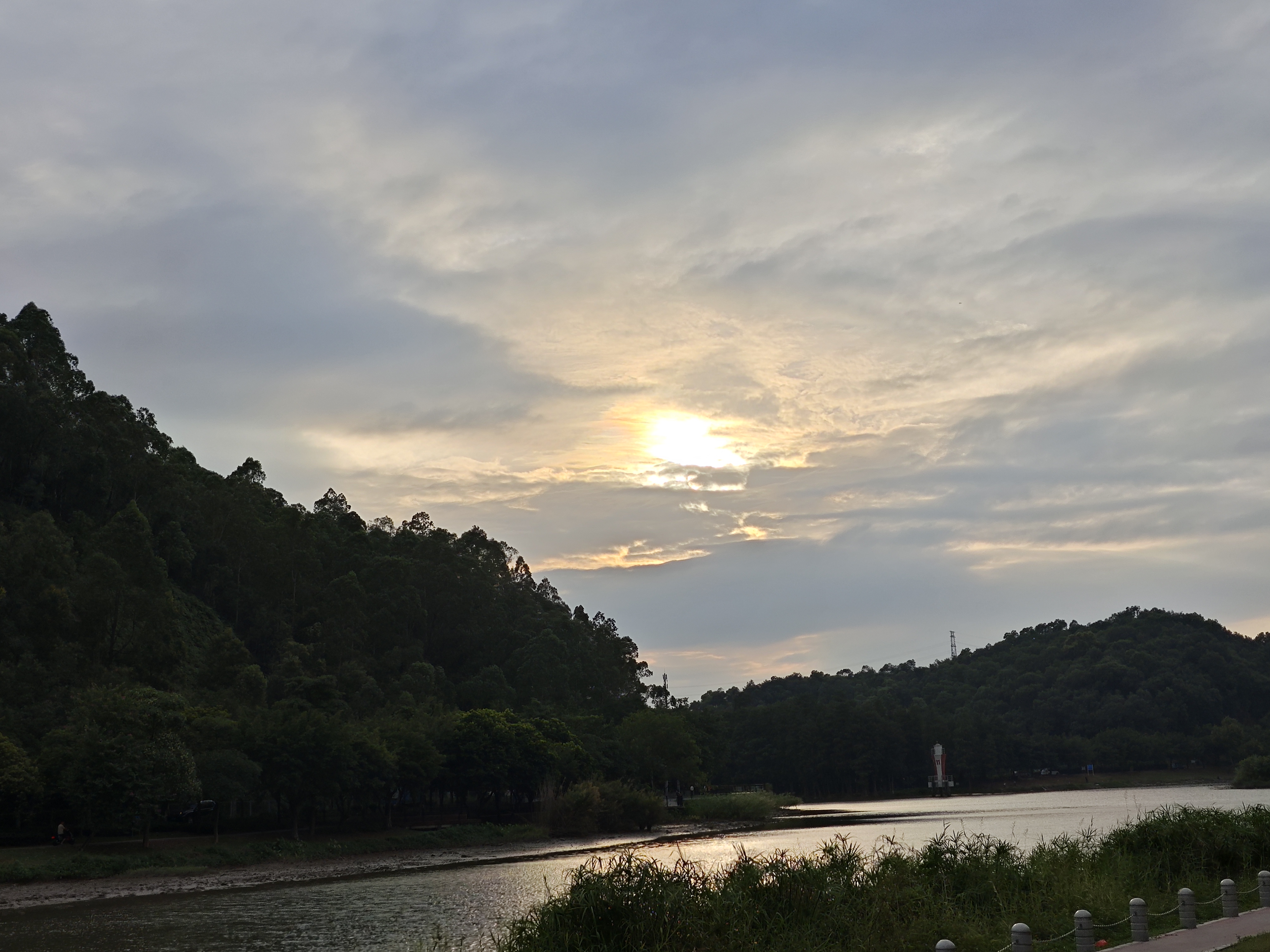 家门口的夕阳夕阳西下，我站在家门口，静静观赏这美景。夕阳如血，染红了半边天，余晖洒满小院，给所有镀上了一层金边。微风