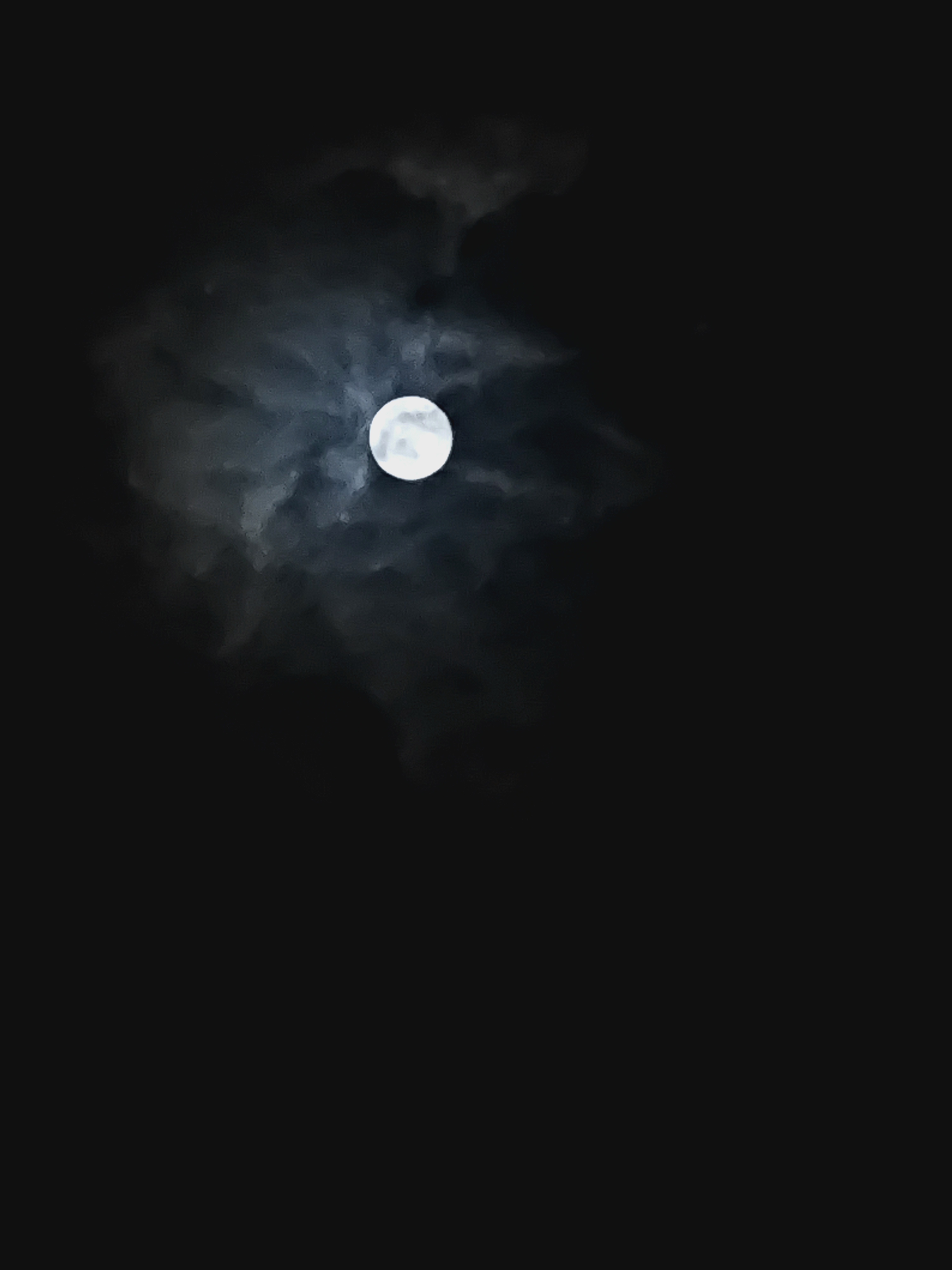 月夜游记夜幕低垂,我踏上寻月之旅。林间小径,虫鸣相伴,微风拂面,带来丝丝凉意。行至湖畔,水面如镜,倒映着皎洁的月轮,