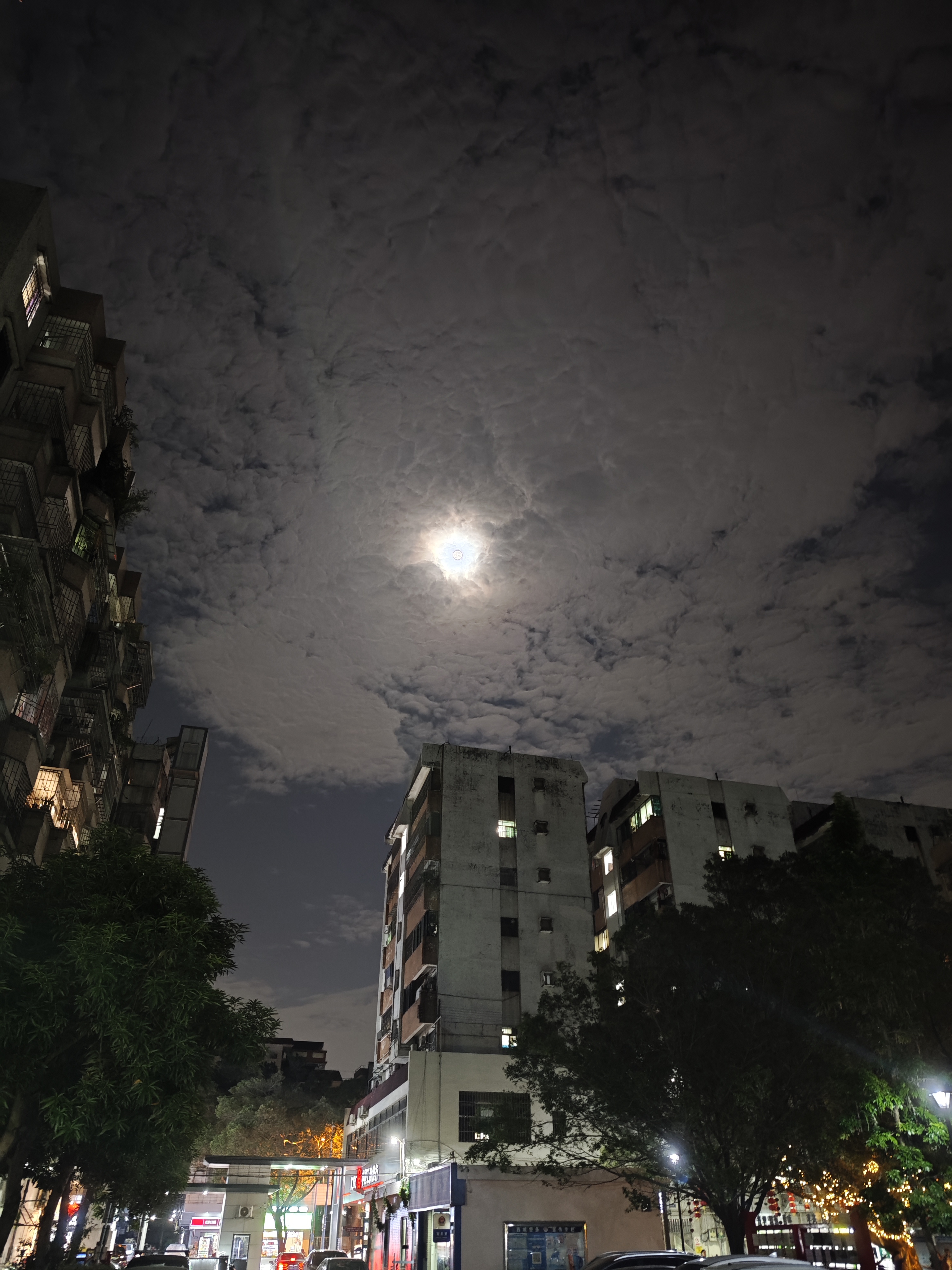 月夜游记夜幕低垂,我踏上寻月之旅。林间小径,虫鸣相伴,微风拂面,带来丝丝凉意。行至湖畔,水面如镜,倒映着皎洁的月轮,