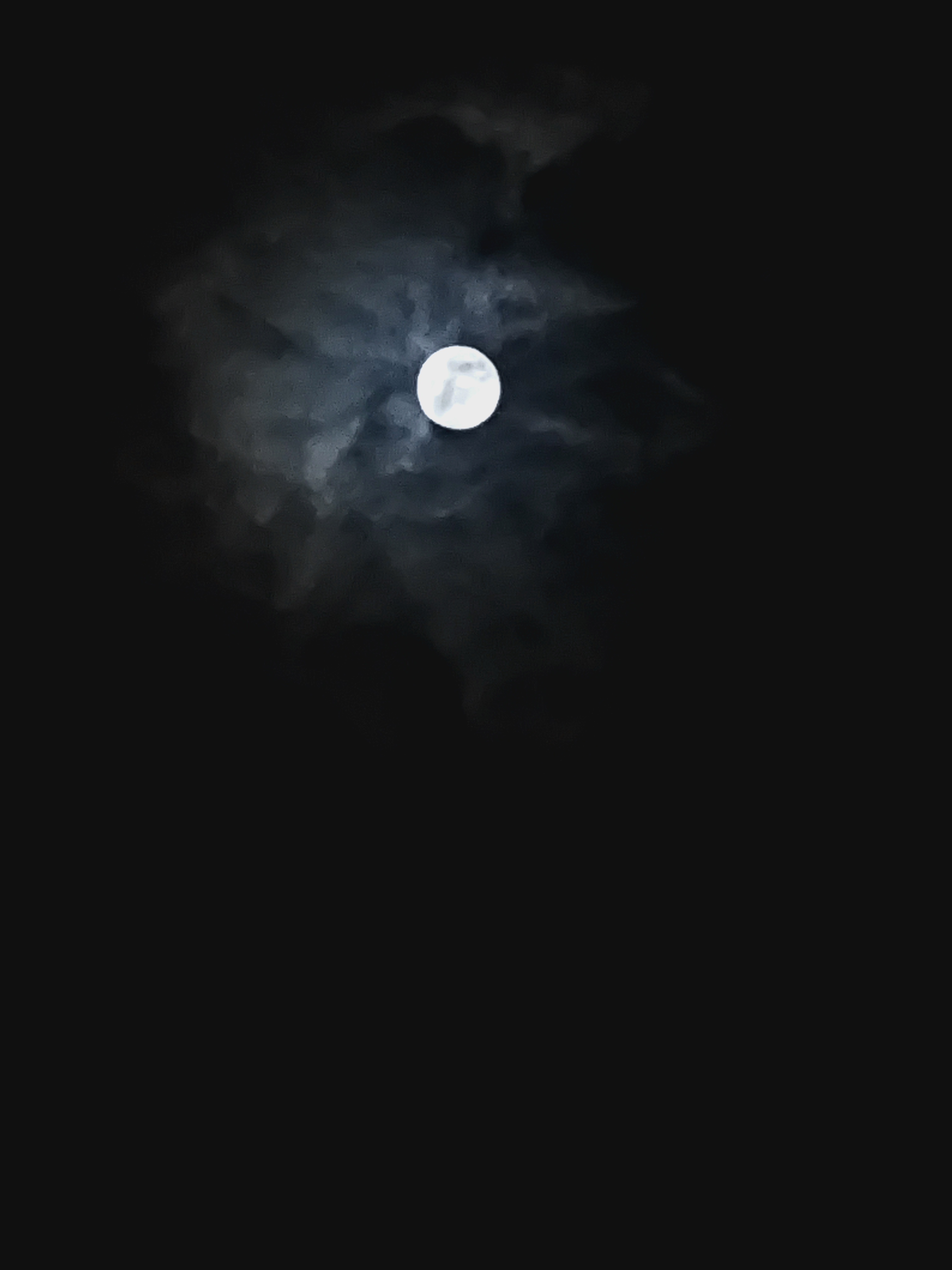 月夜游记夜幕低垂,我踏上寻月之旅。林间小径,虫鸣相伴,微风拂面,带来丝丝凉意。行至湖畔,水面如镜,倒映着皎洁的月轮,