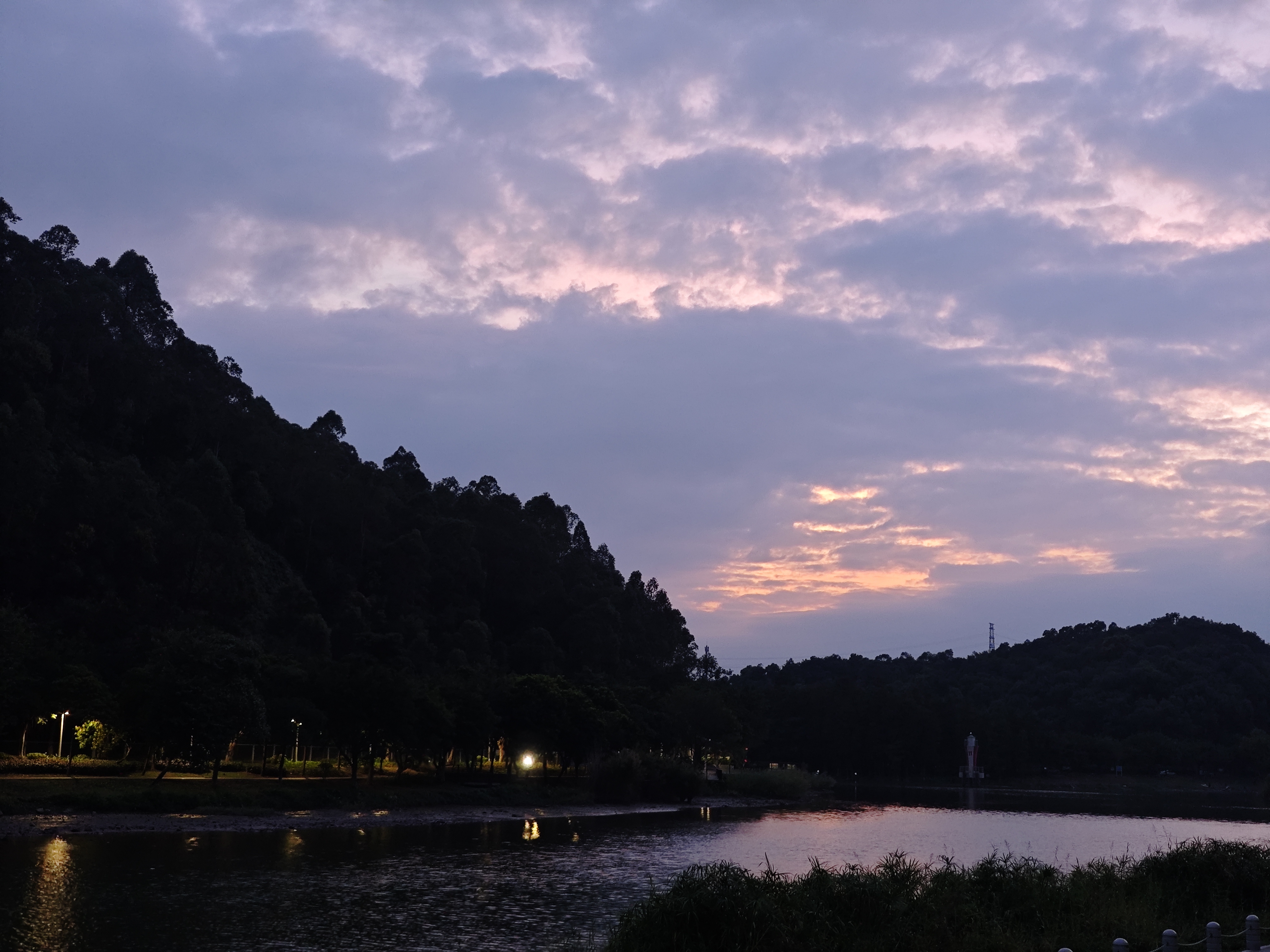 观夕阳游记傍晚时分，我来到海边，只为那绚烂的夕阳。太阳缓缓下沉，天空被染成了橘红色，海面波光粼粼，仿佛镶嵌了无数颗红
