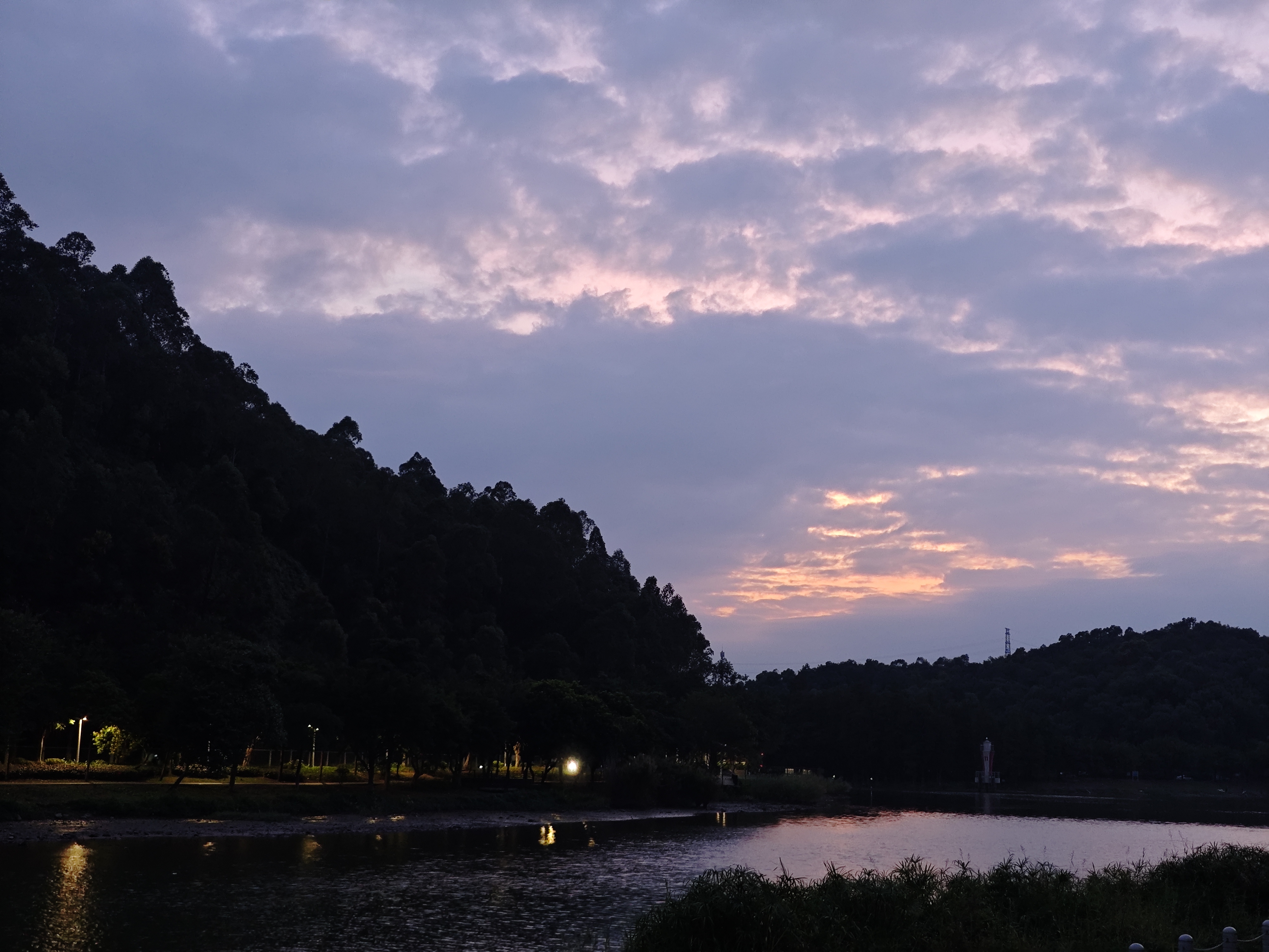 河边夕阳游记傍晚,漫步至河畔,夕阳温顺地洒在河面上,波光粼粼,宛如撒满碎金。柳树轻摇,与夕阳的余晖交织成一幅宁静的画