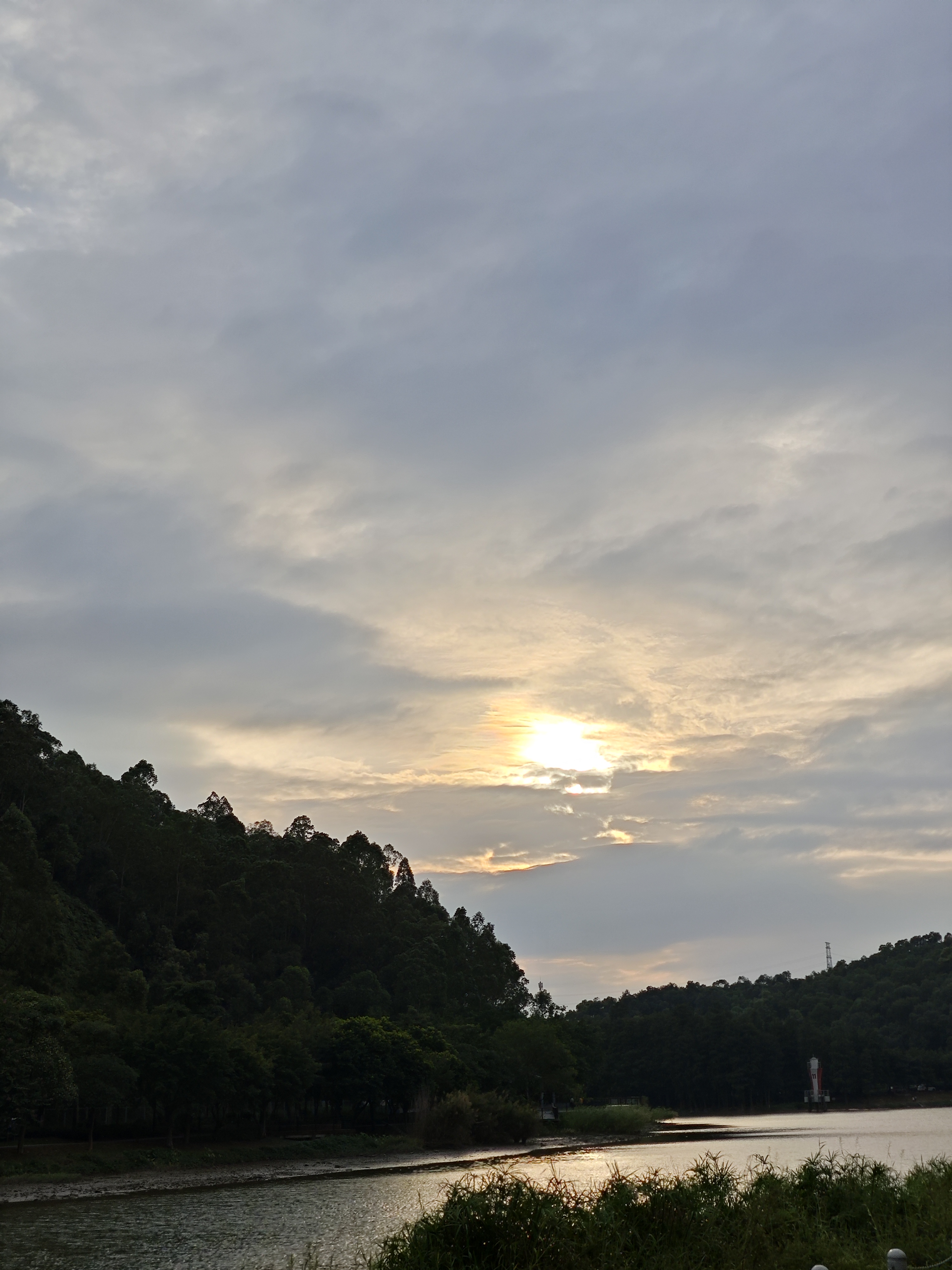 ??河边日落游记傍晚时分,我来到河边,静候日落。夕阳如火球般缓缓下沉,余晖洒满河面,波光粼粼,宛如无数金片跳跃。天边