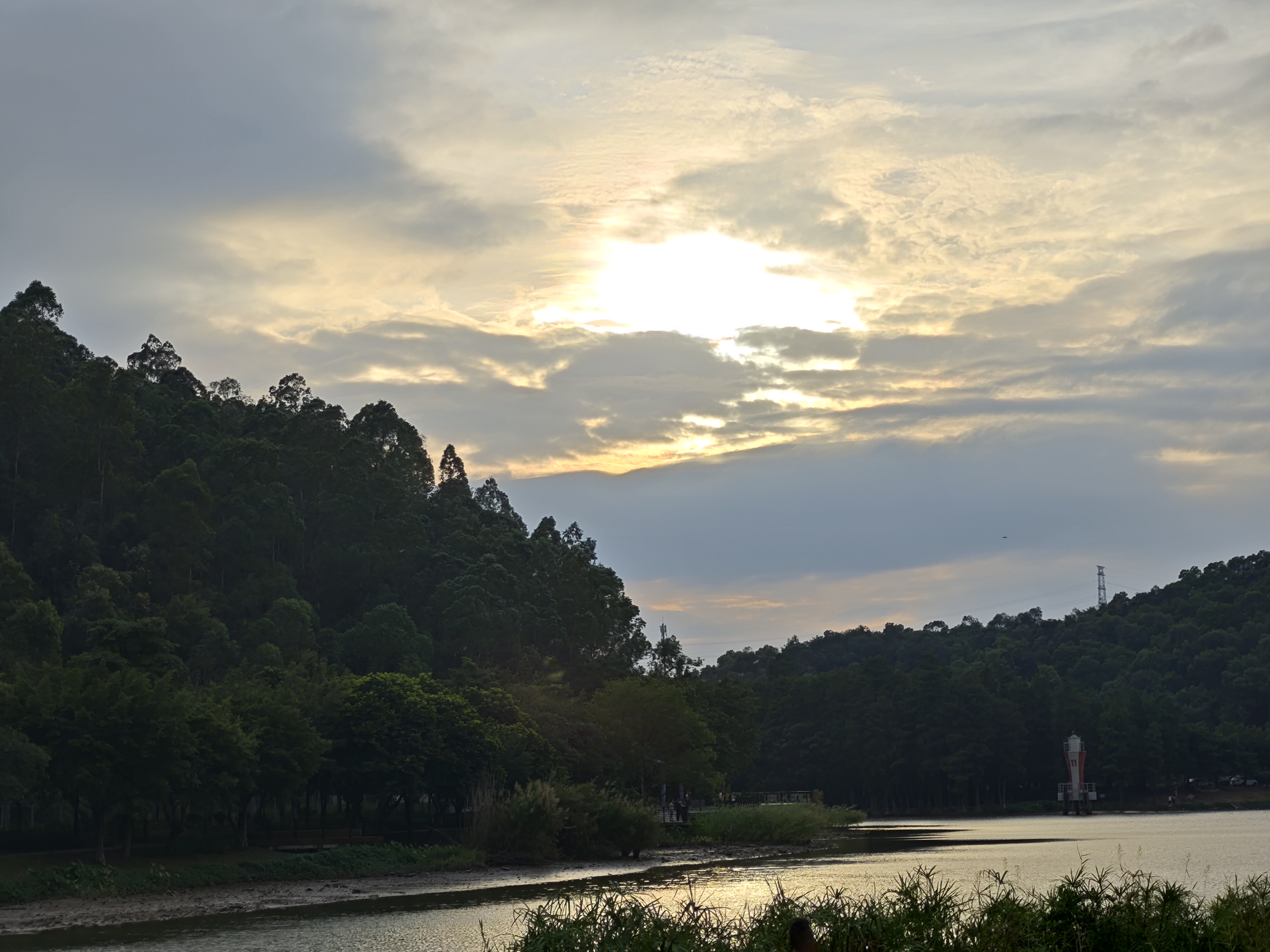 ??河边日落游记傍晚时分,我来到河边,静候日落。夕阳如火球般缓缓下沉,余晖洒满河面,波光粼粼,宛如无数金片跳跃。天边