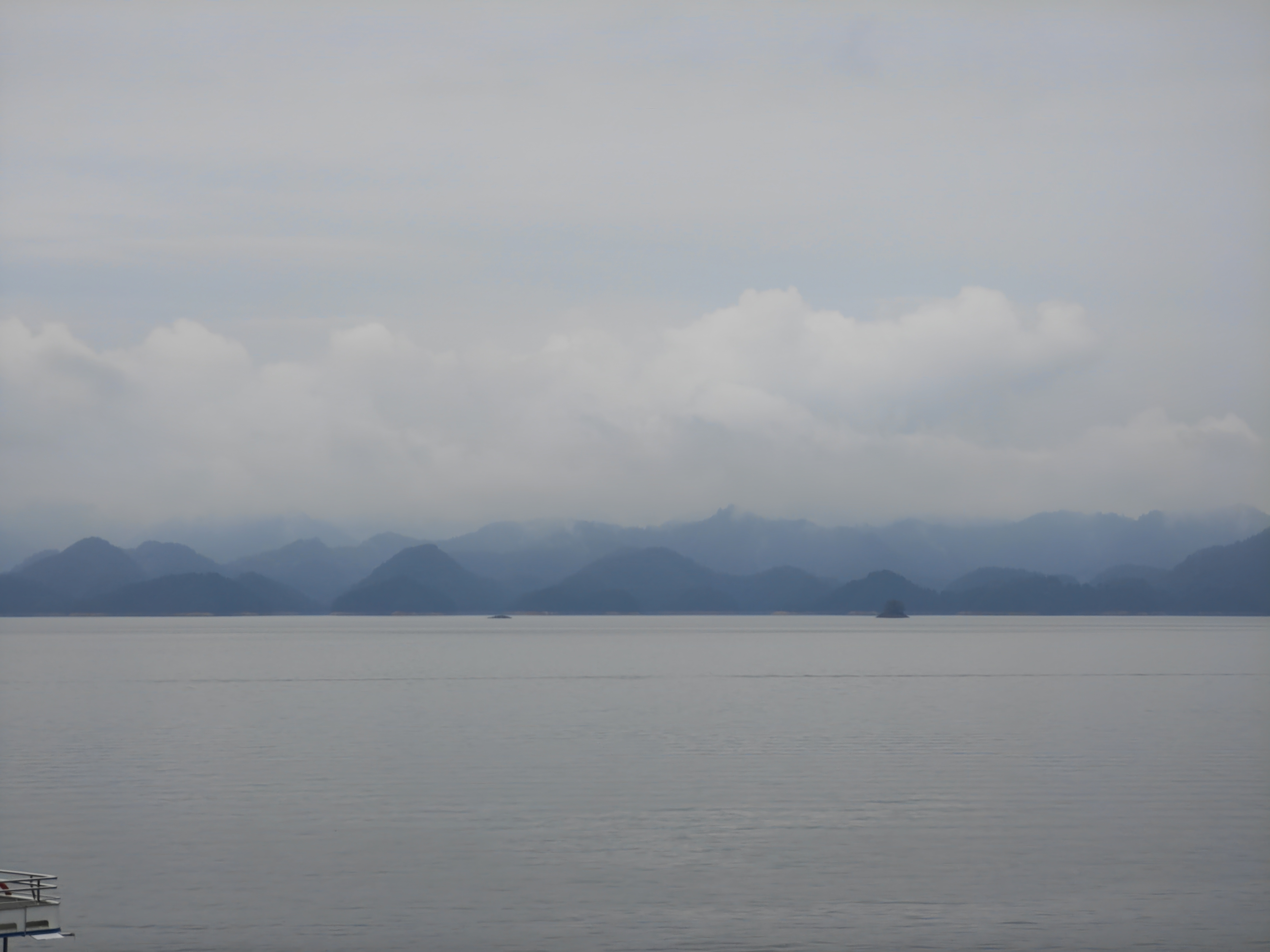 雨雾中的千岛湖