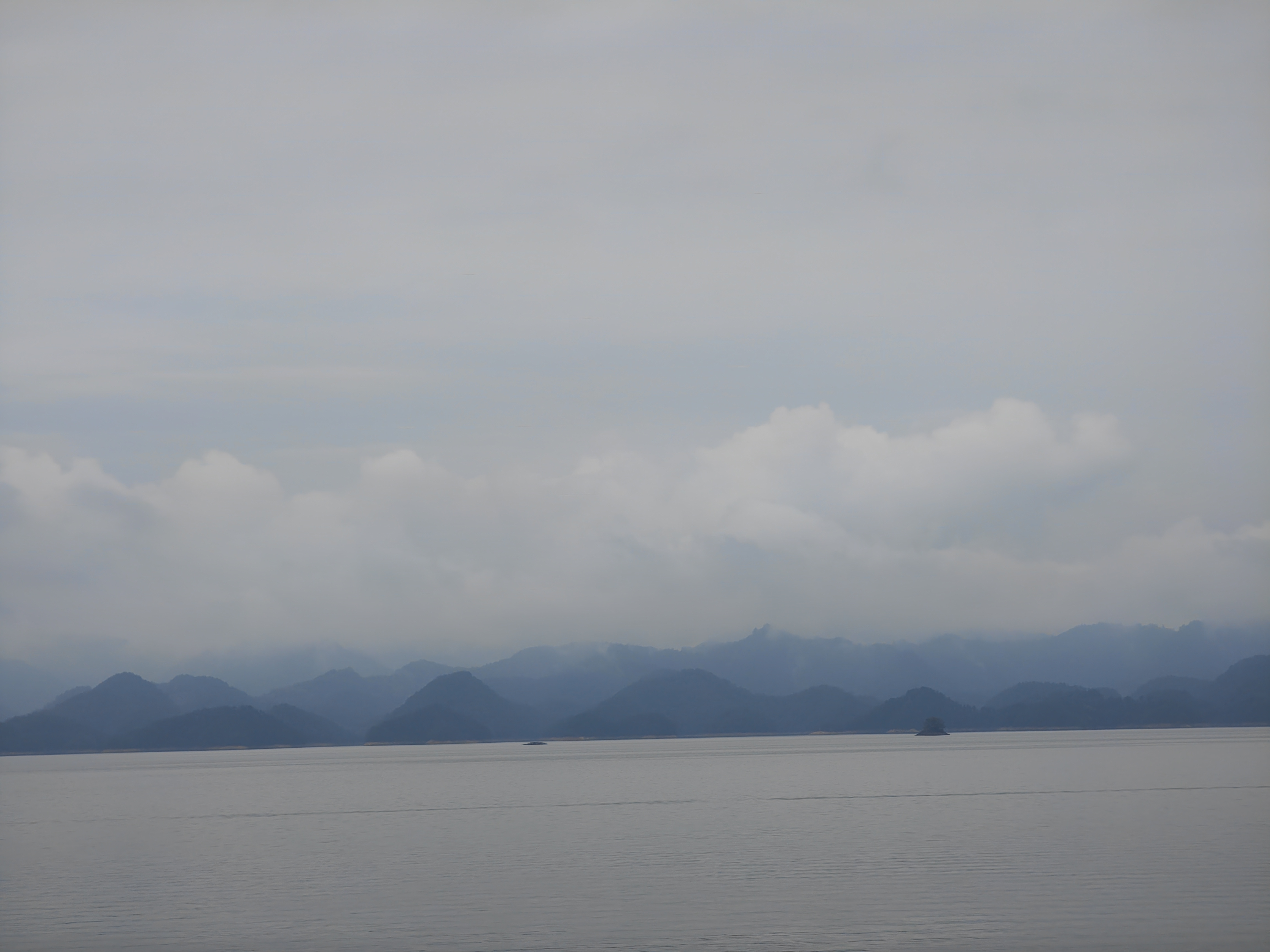 雨雾中的千岛湖