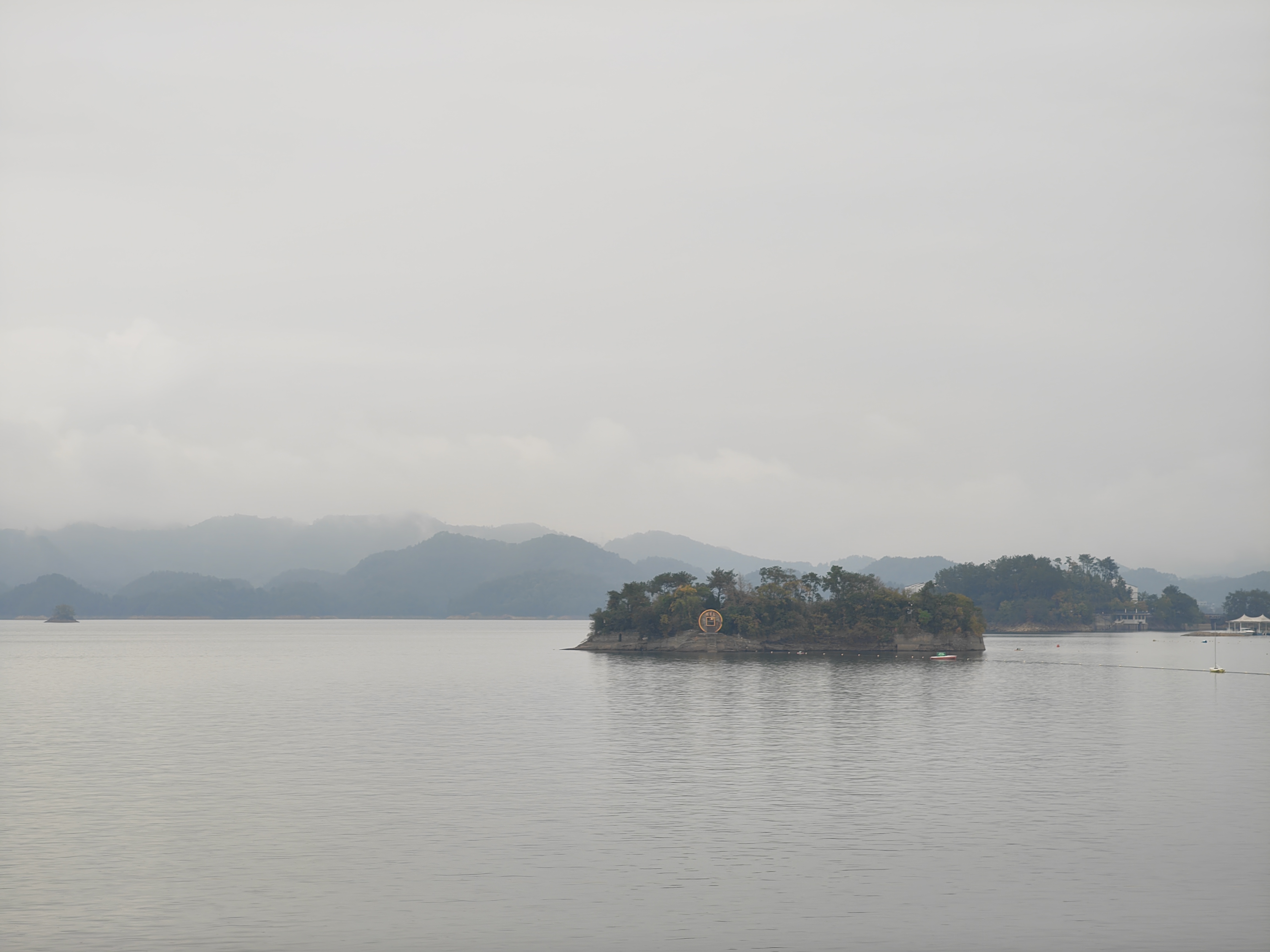 雨雾中的千岛湖