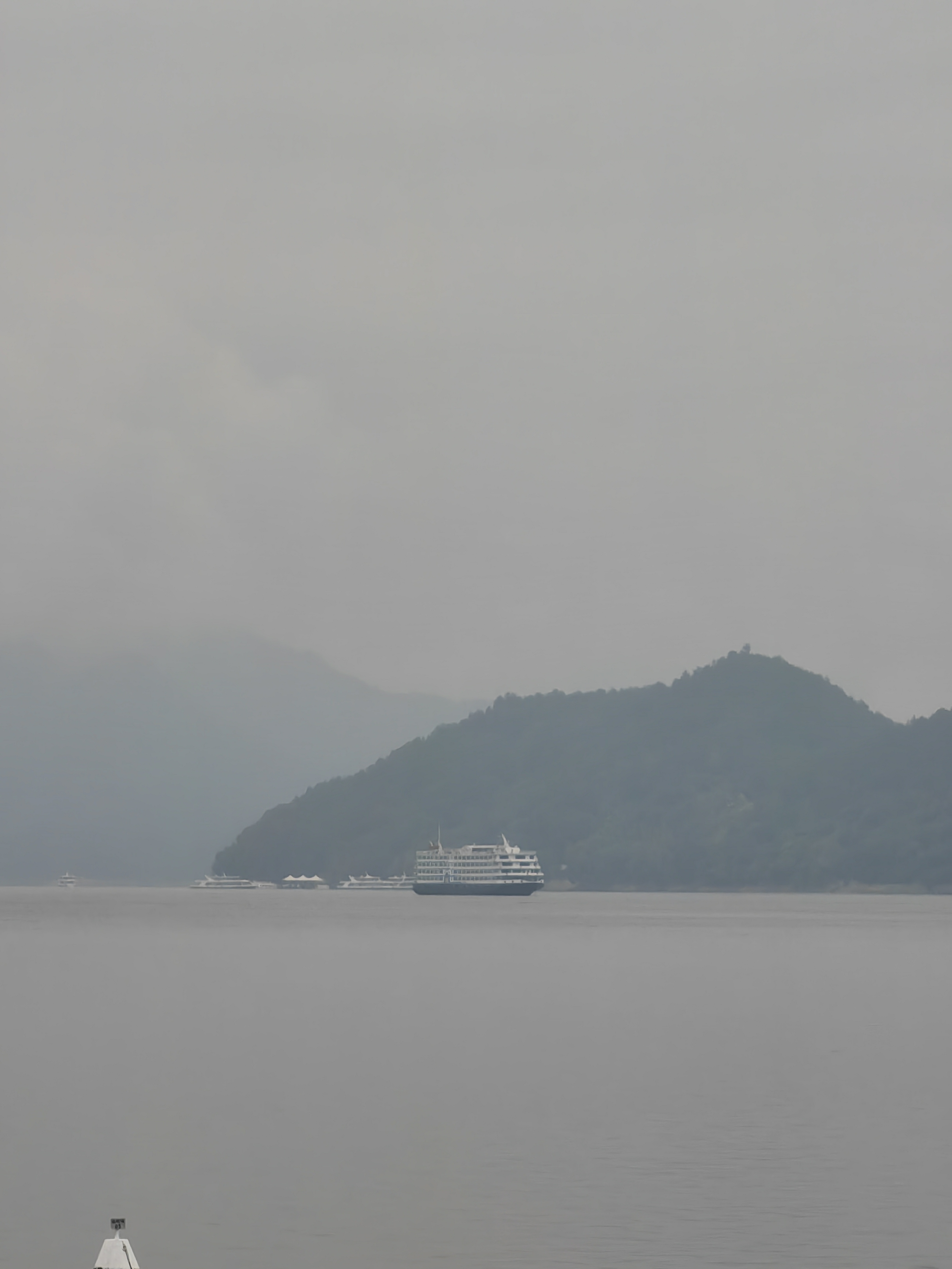 雨雾中的千岛湖