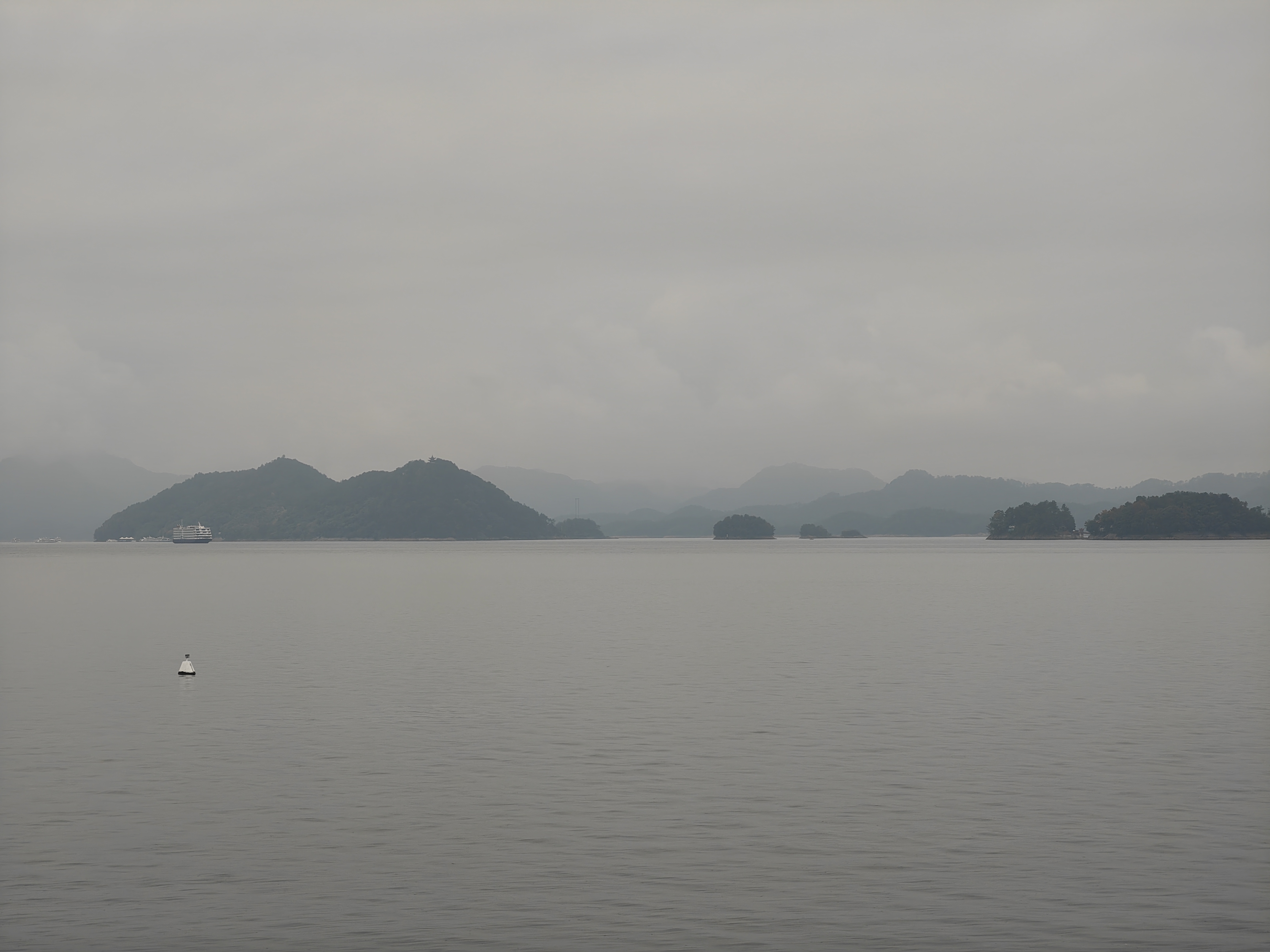 雨雾中的千岛湖
