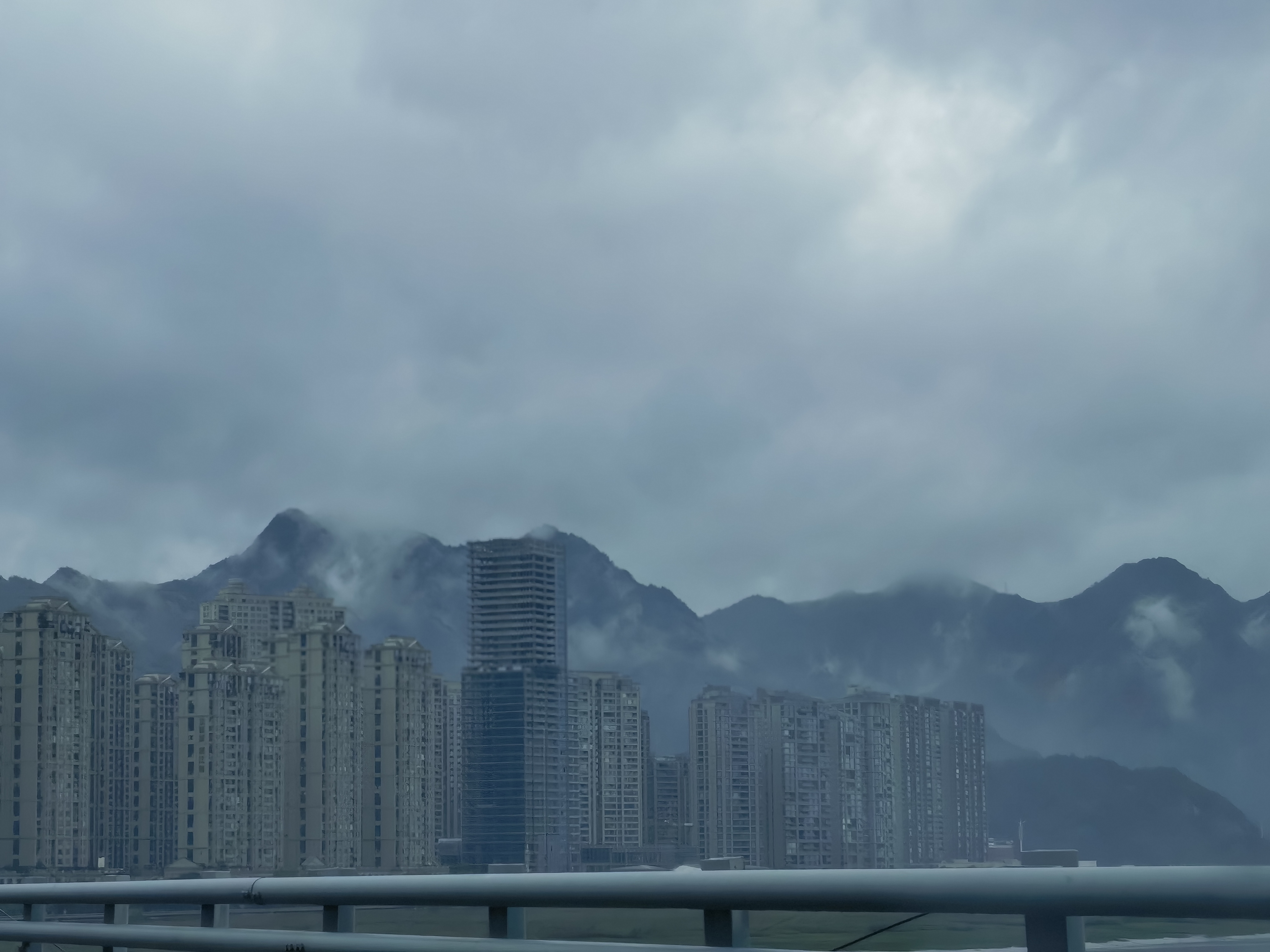 芒市是中国云南德宏的州府所在地,具备丰富的历史背景、独特的地点、活跃的经济状况和鲜明的文化特点。
