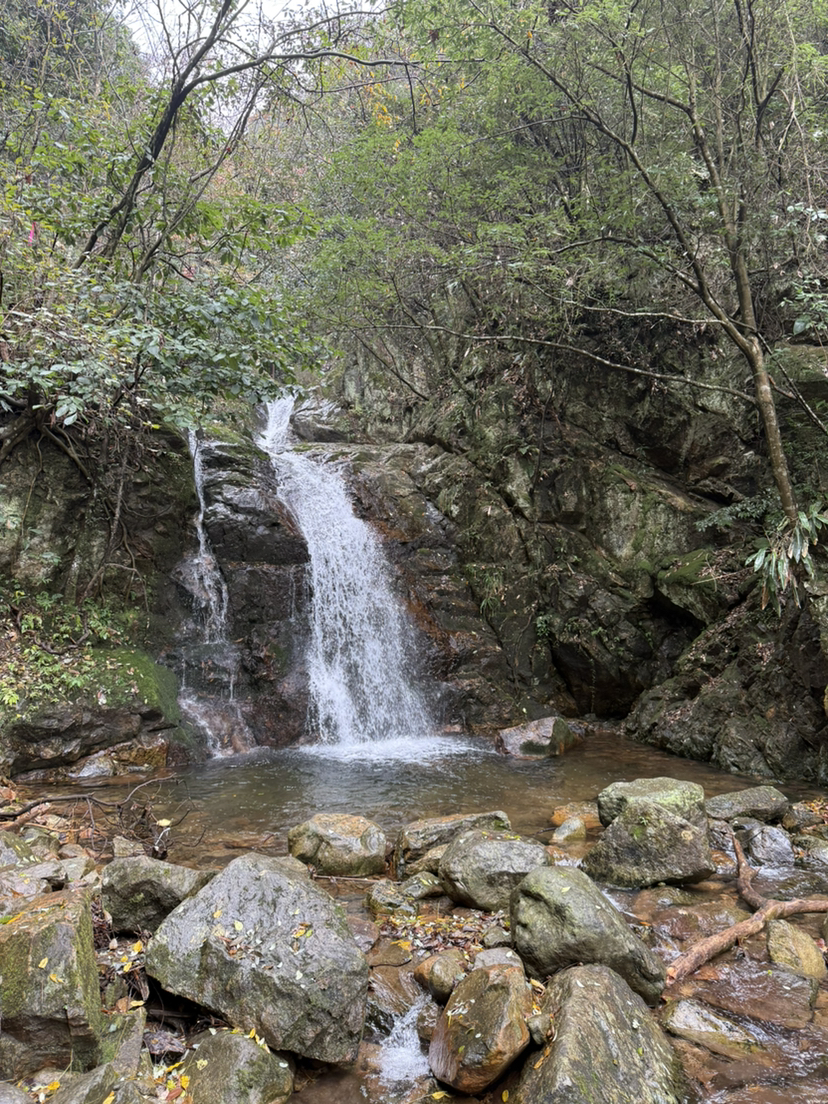铁匠峰黑洞瀑布群