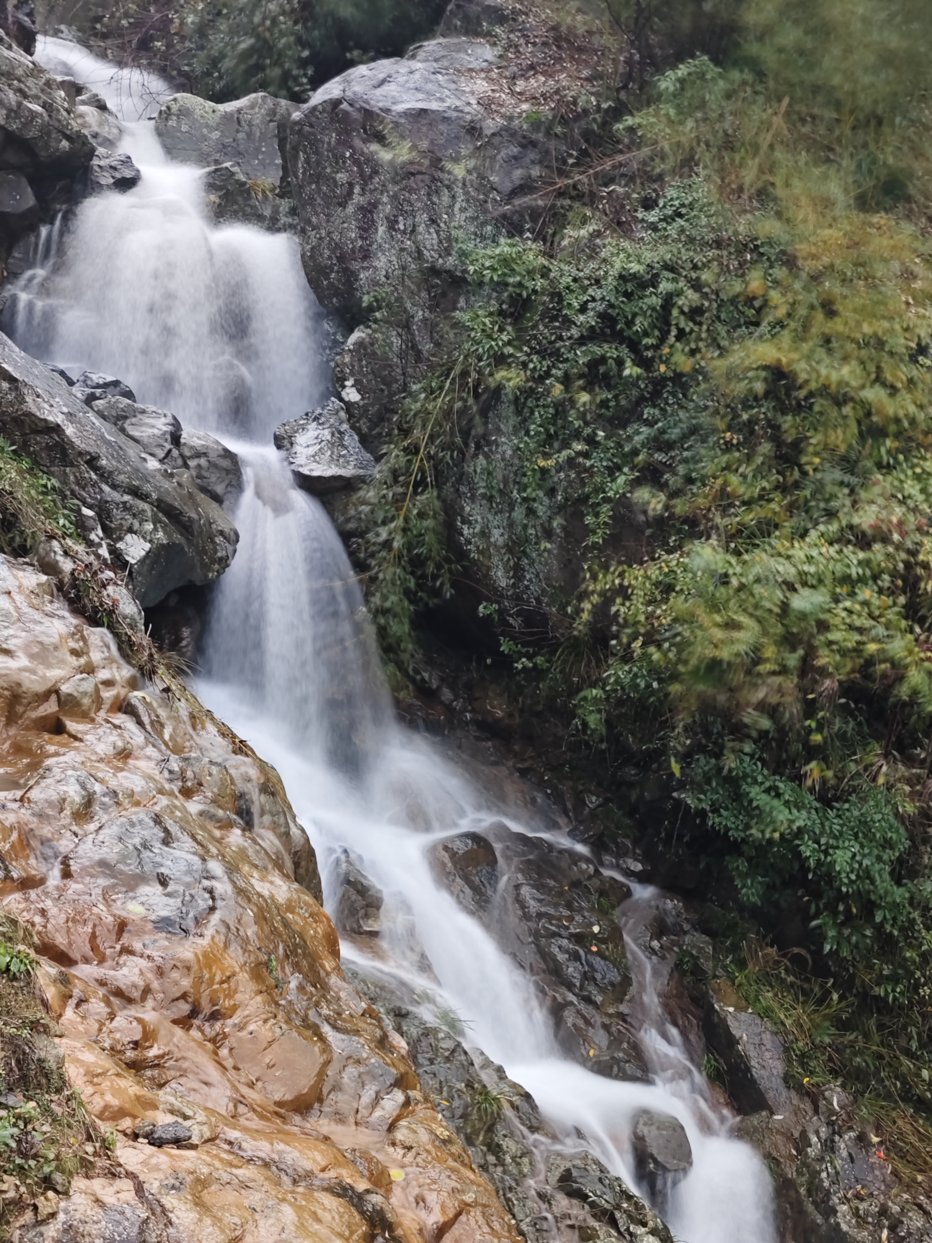 东岗山雨中曲
