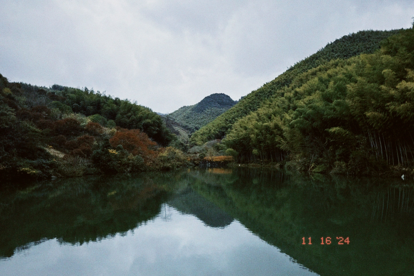 人行秋雨两岩间 雪窦山行
