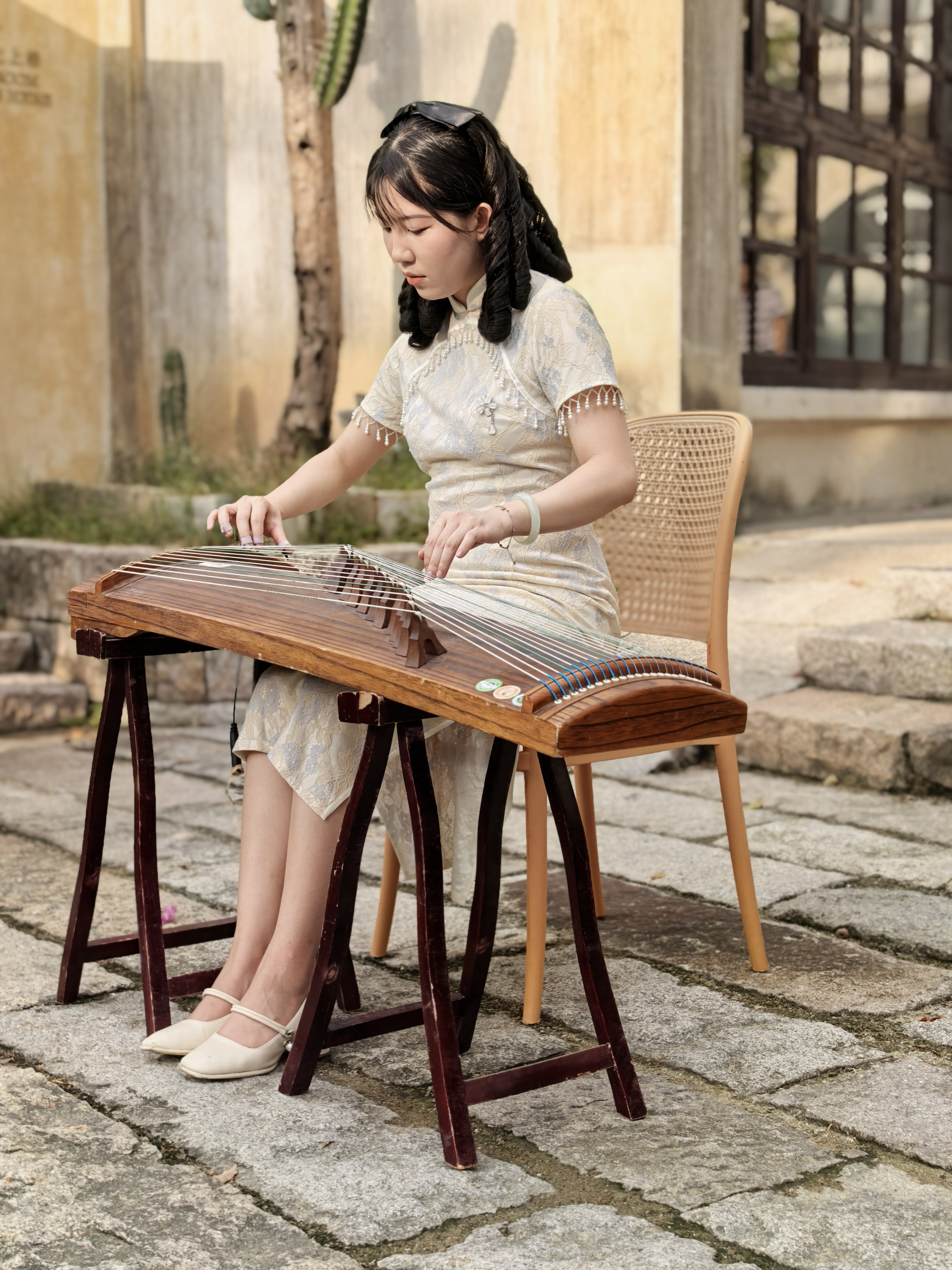 小河边美女弹古筝