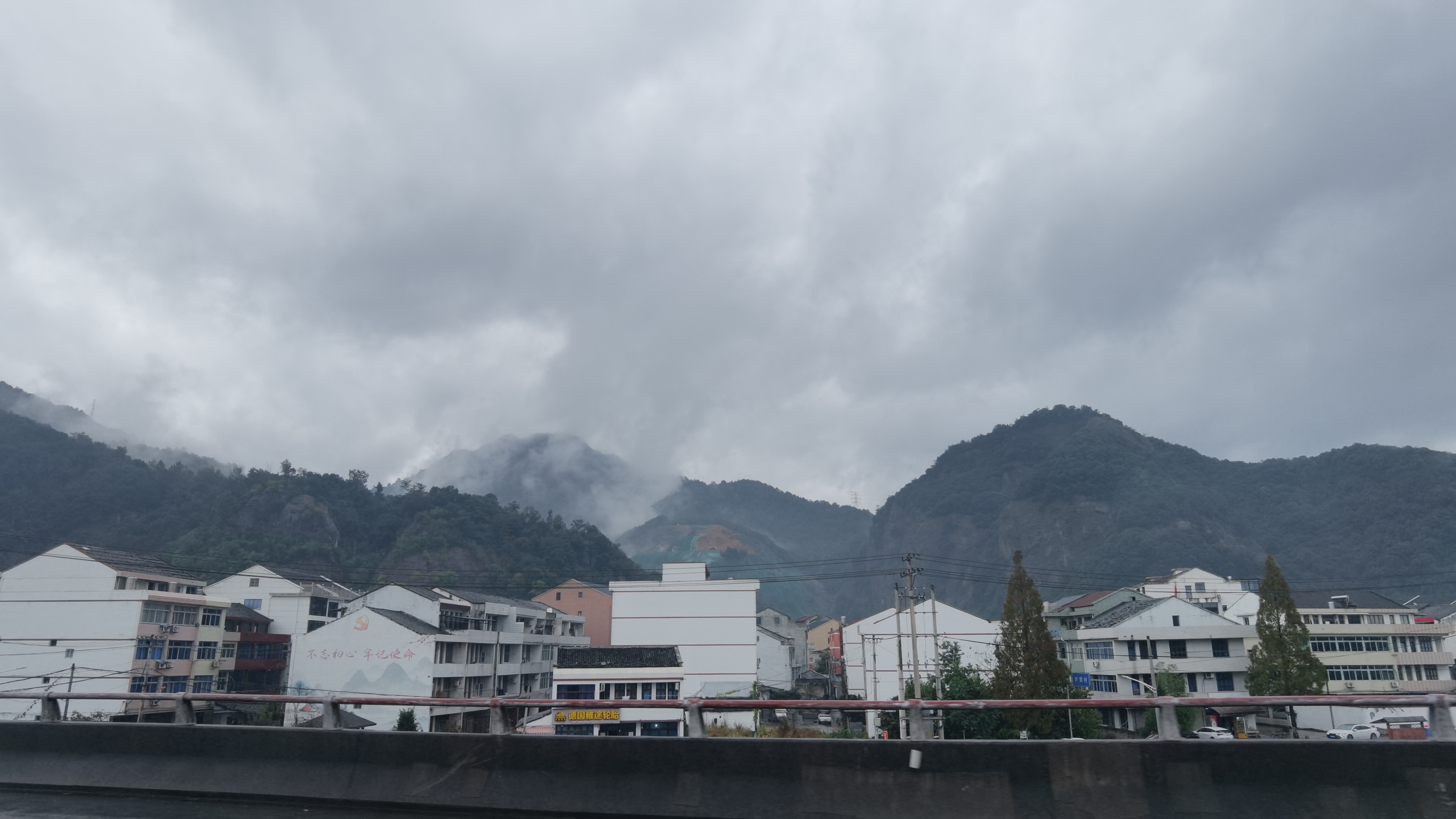 珍珠湖是坐落于北京门头沟区雁翅镇珠窝村的一个风景区,因湖内成长的河蚌数目多且大而得名。这个湖泊是兴建永定河珠窝水库时形成