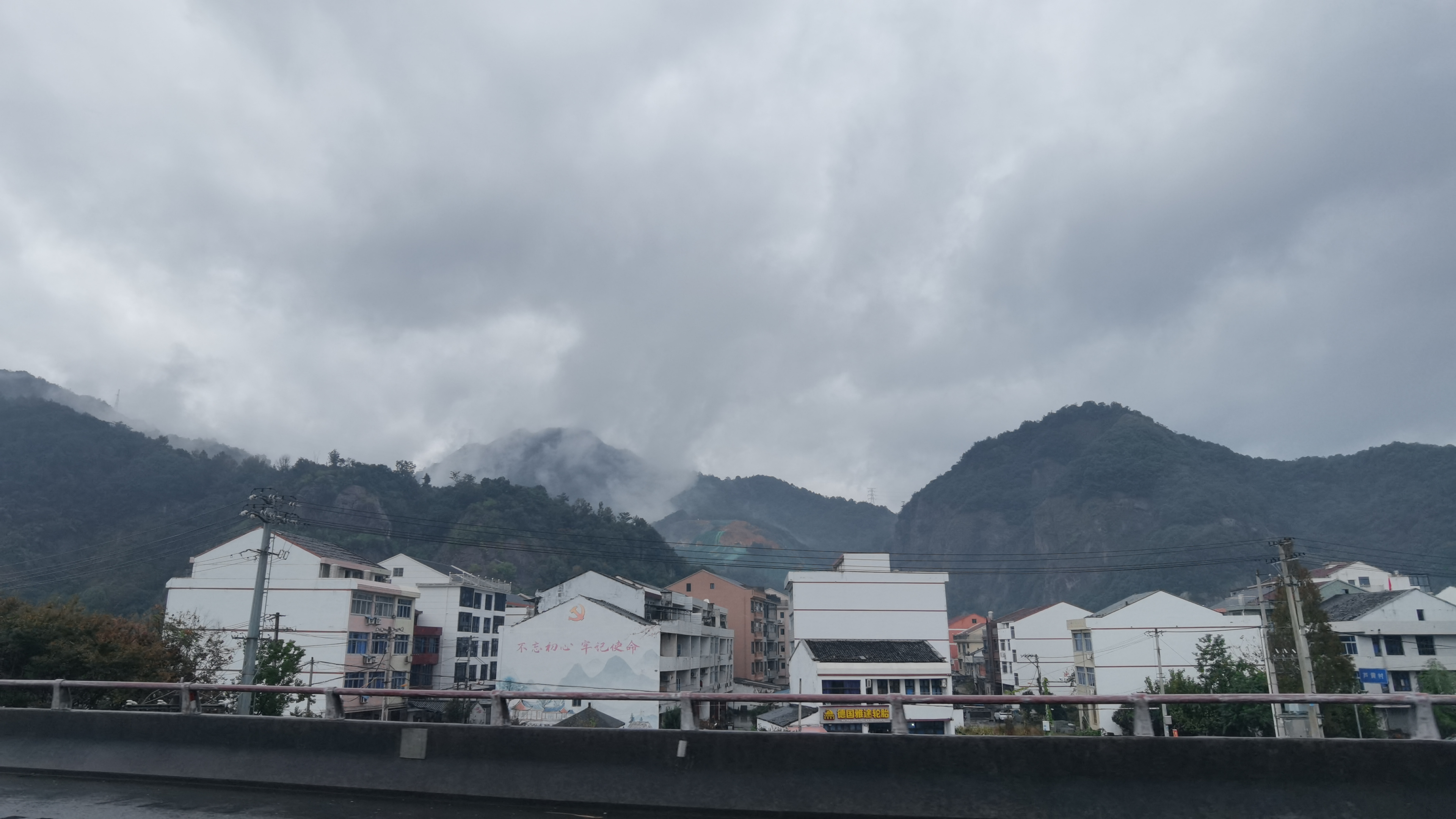 珍珠湖是坐落于北京门头沟区雁翅镇珠窝村的一个风景区,因湖内成长的河蚌数目多且大而得名。这个湖泊是兴建永定河珠窝水库时形成