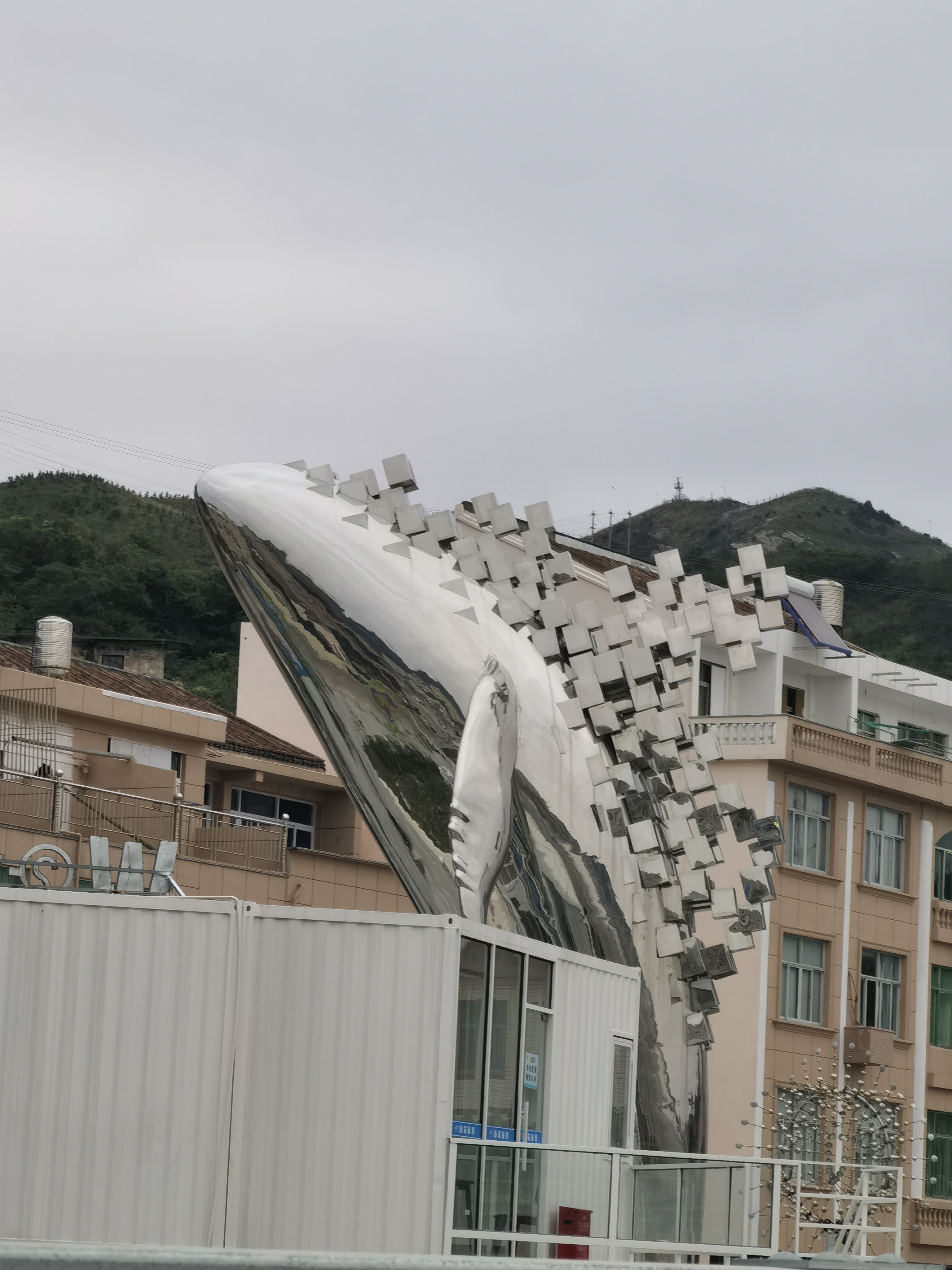 珍珠湖是坐落于北京门头沟区雁翅镇珠窝村的一个风景区,因湖内成长的河蚌数目多且大而得名。这个湖泊是兴建永定河珠窝水库时形成