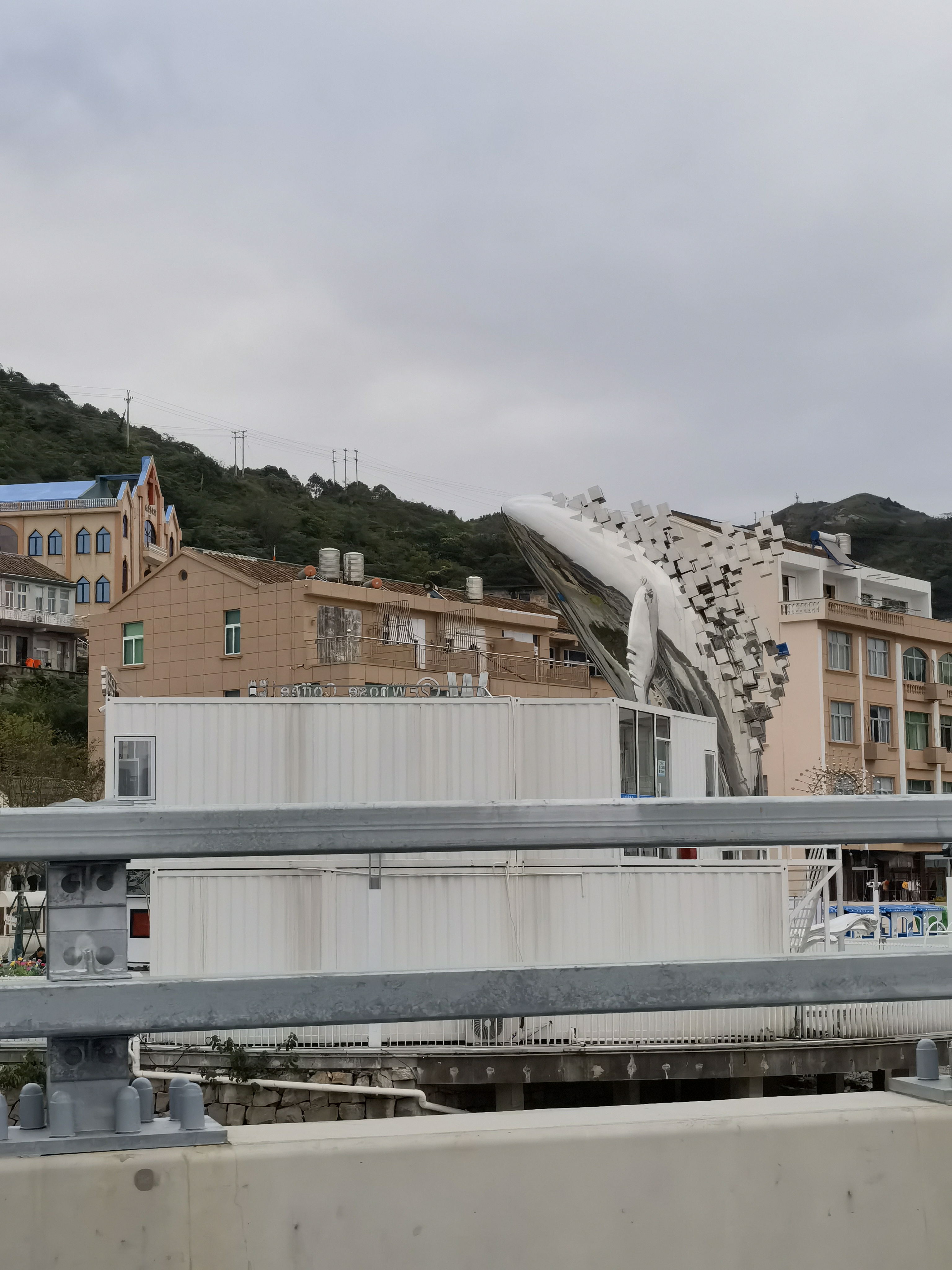 珍珠湖是坐落于北京门头沟区雁翅镇珠窝村的一个风景区,因湖内成长的河蚌数目多且大而得名。这个湖泊是兴建永定河珠窝水库时形成