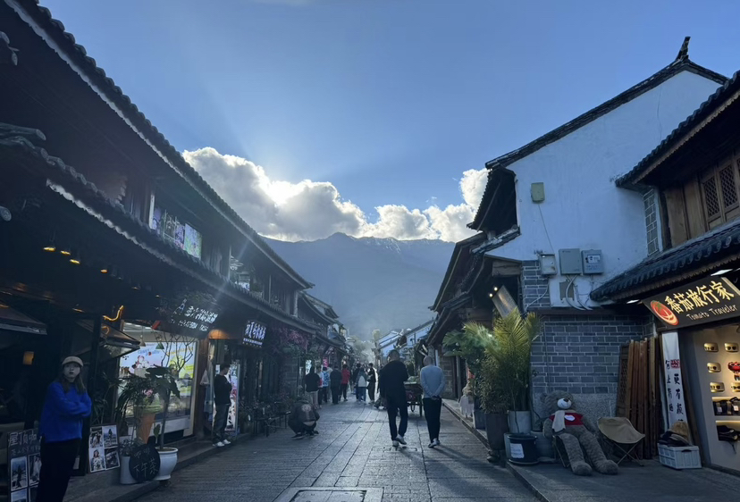 大理古城的历史可追溯到唐代的天宝年间,目前的古城始建于明洪武十五年。它曾是古时候南诏国和大理国的都城,在唐、宋年间是云南的