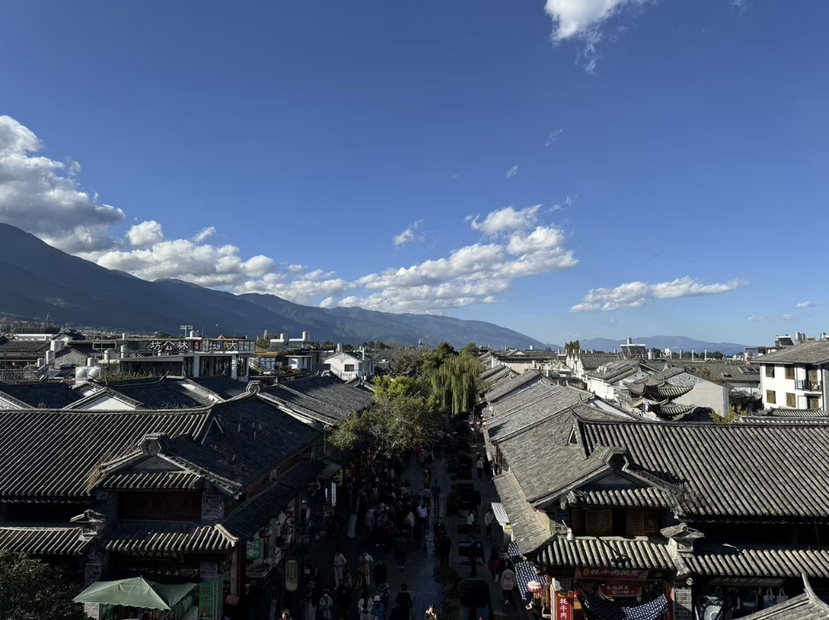 大理古城的历史可追溯到唐代的天宝年间,目前的古城始建于明洪武十五年。它曾是古时候南诏国和大理国的都城,在唐、宋年间是云南的