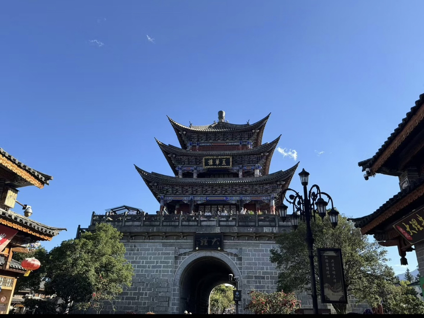 大理古城的历史可追溯到唐代的天宝年间,目前的古城始建于明洪武十五年。它曾是古时候南诏国和大理国的都城,在唐、宋年间是云南的