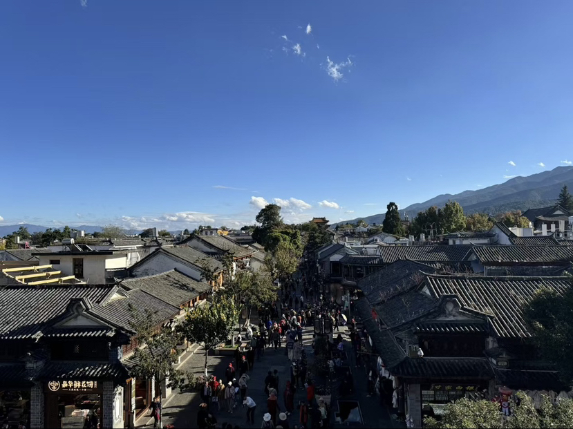 大理古城的历史可追溯到唐代的天宝年间,目前的古城始建于明洪武十五年。它曾是古时候南诏国和大理国的都城,在唐、宋年间是云南的
